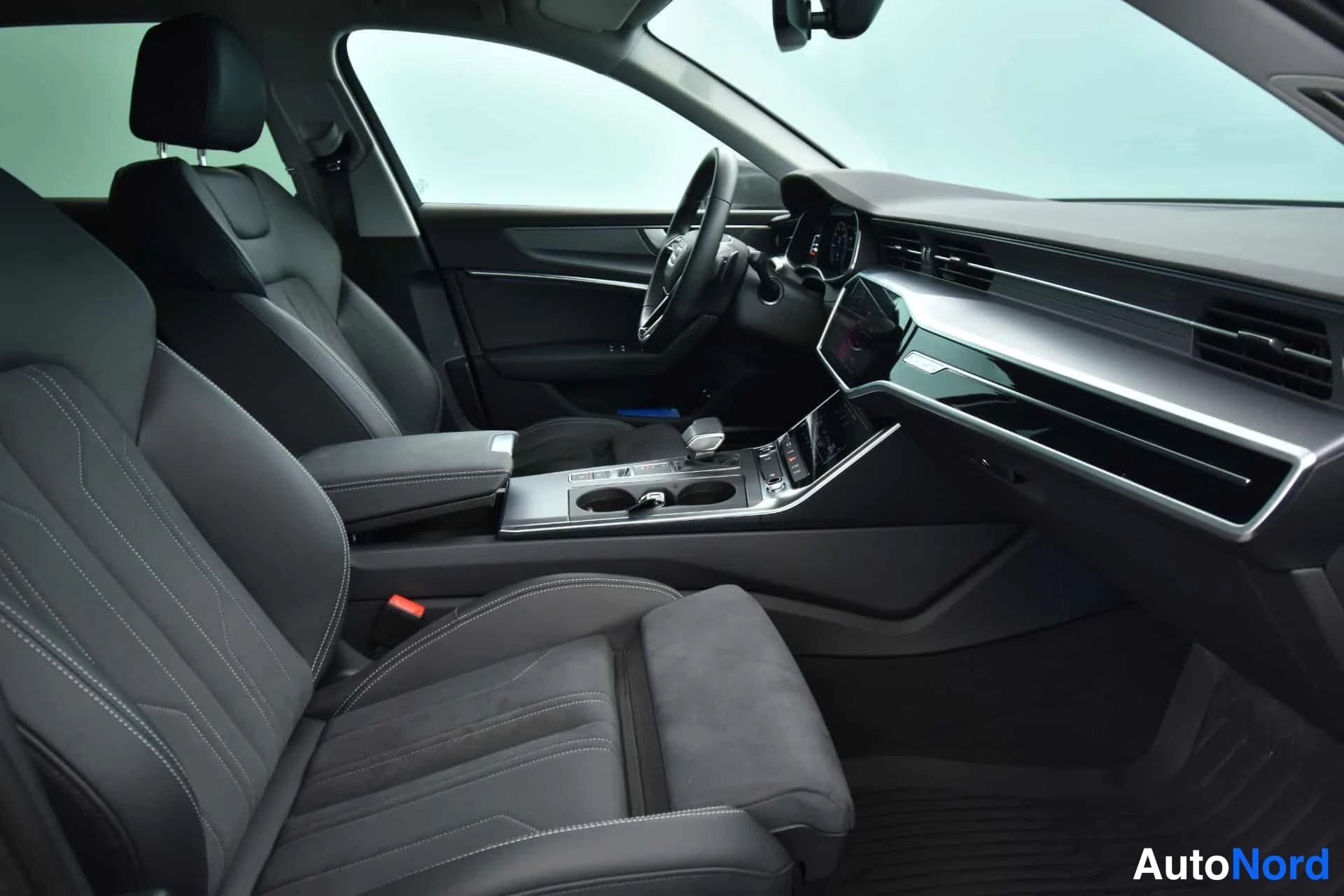 Harmaa Audi A6 2024, ohjaamo, kuva 13