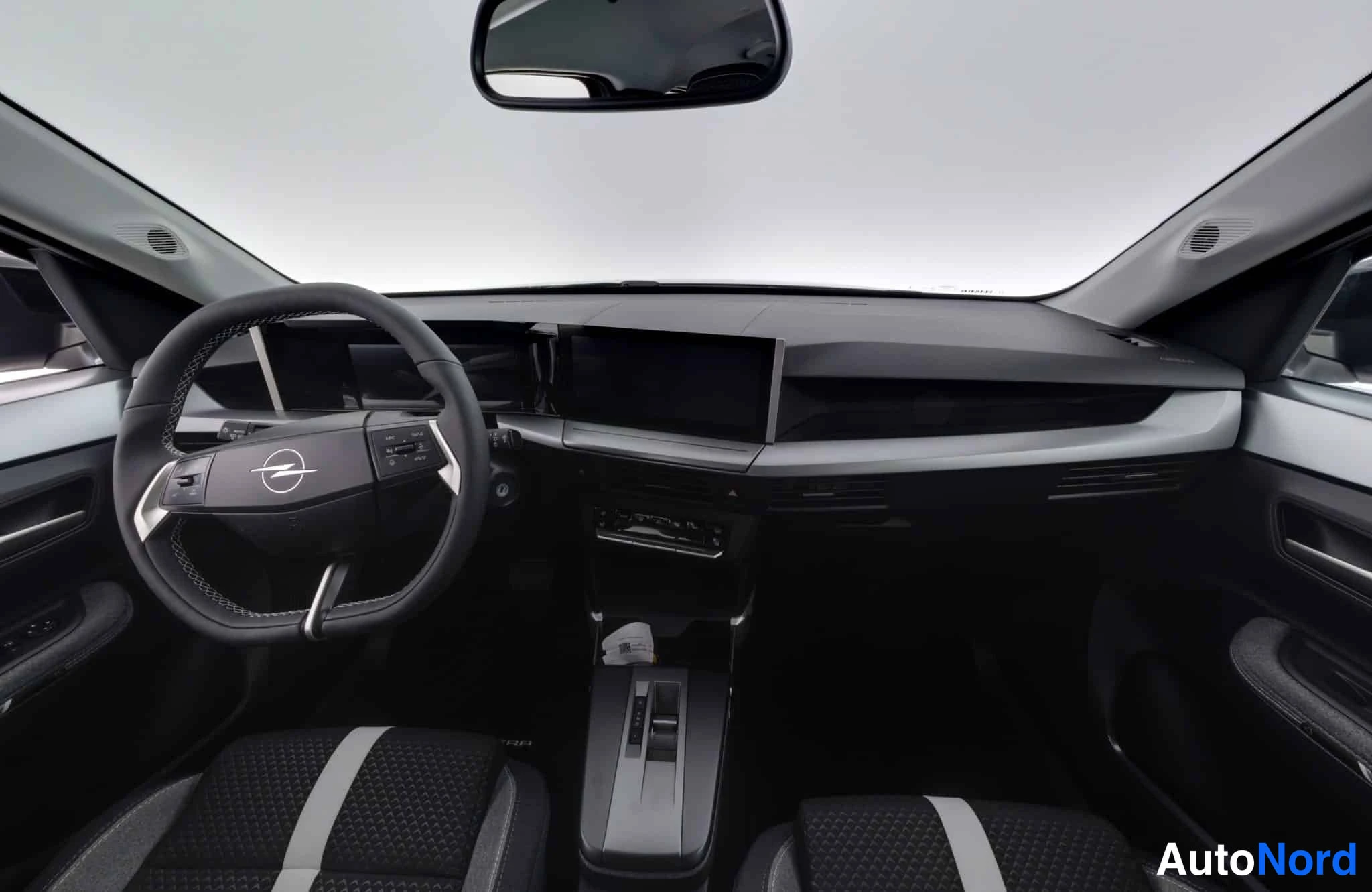 Musta Opel Frontera 2026, ohjaamo, kuva 13