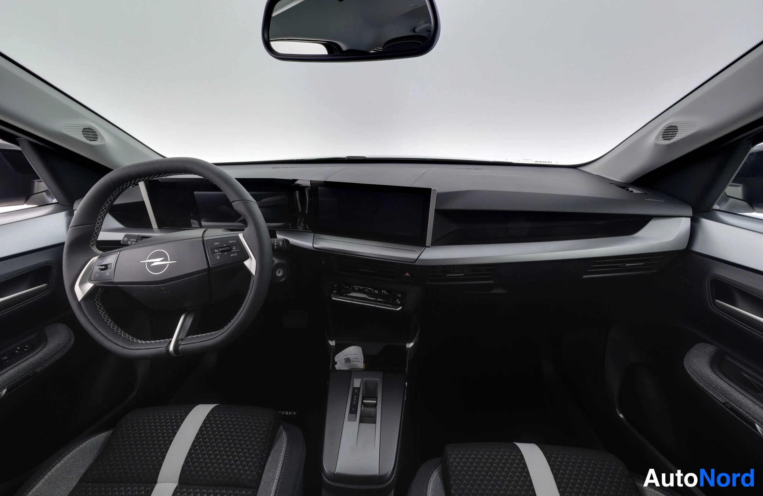 Musta Opel Frontera 2026, ohjaamo, kuva 14