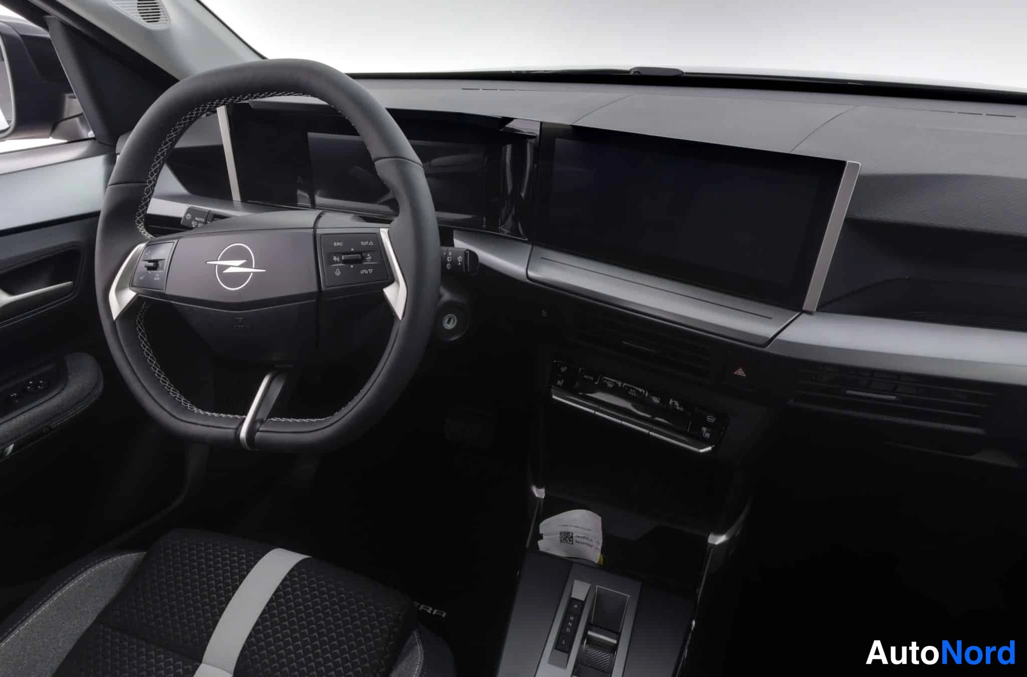 Musta Opel Frontera 2026, ohjaamo, kuva 15