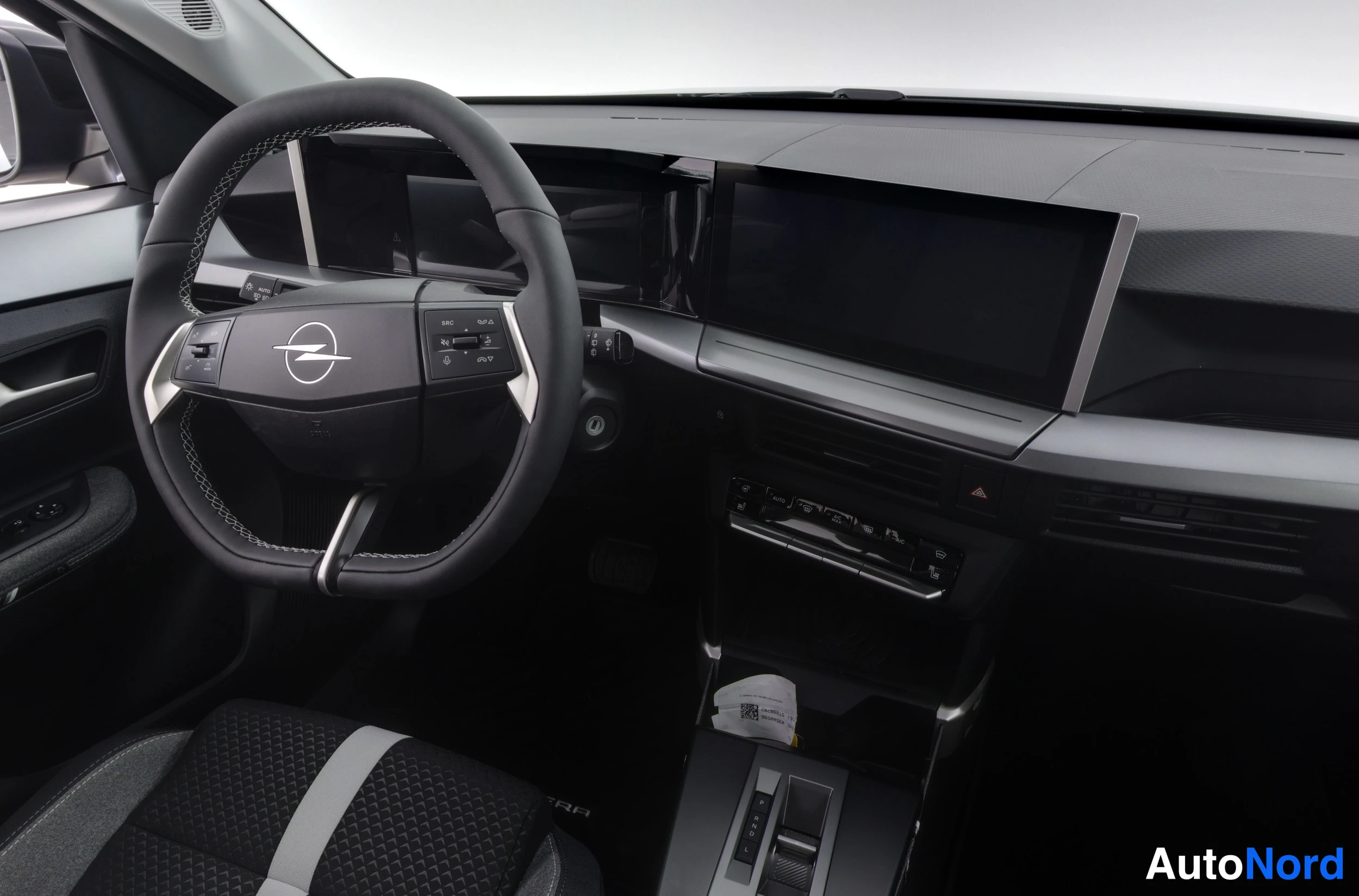 Musta Opel Frontera 2026, ohjaamo, kuva 16