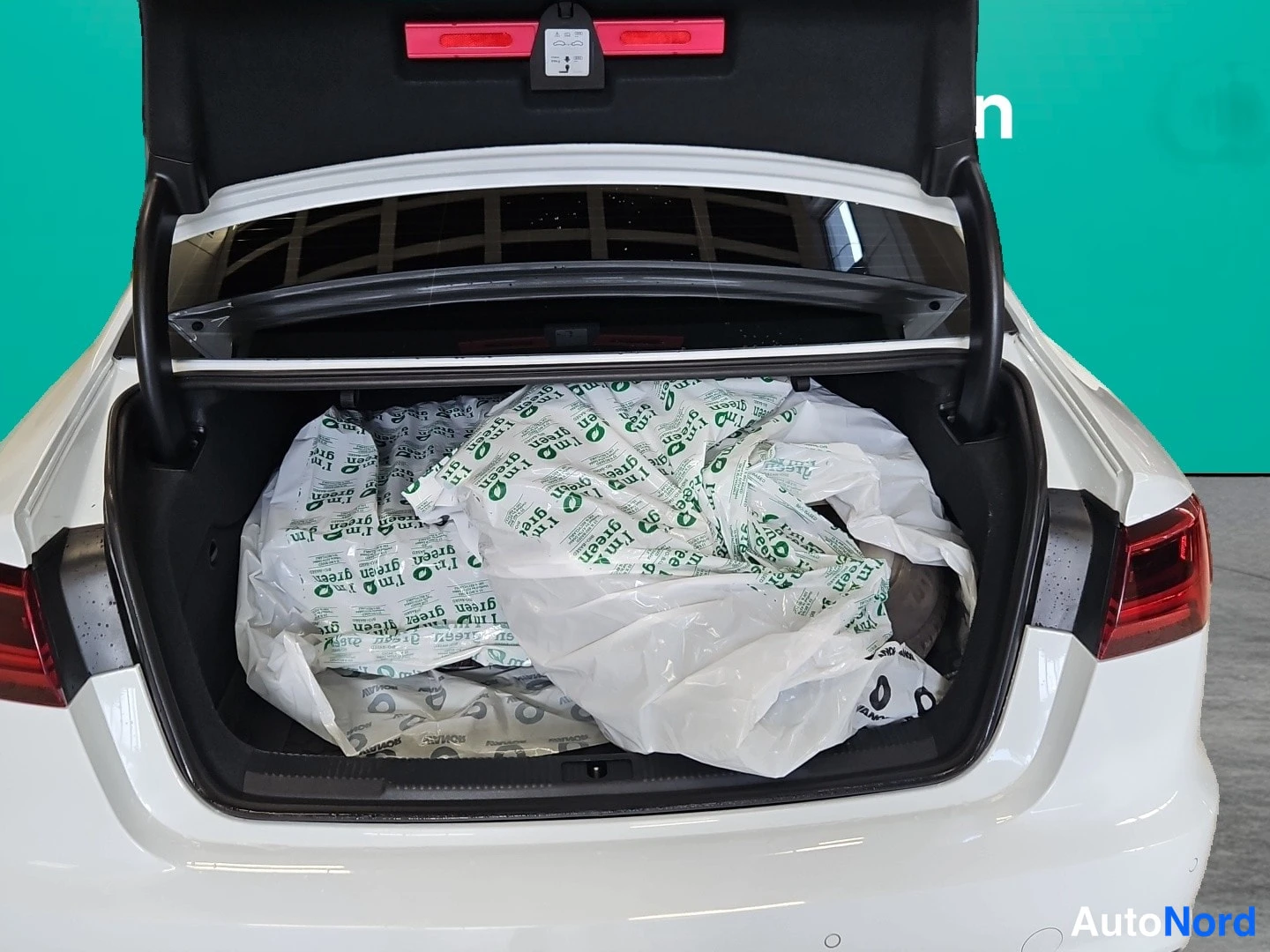 Valkoinen Audi A6 2018, tavaratila, kuva 15