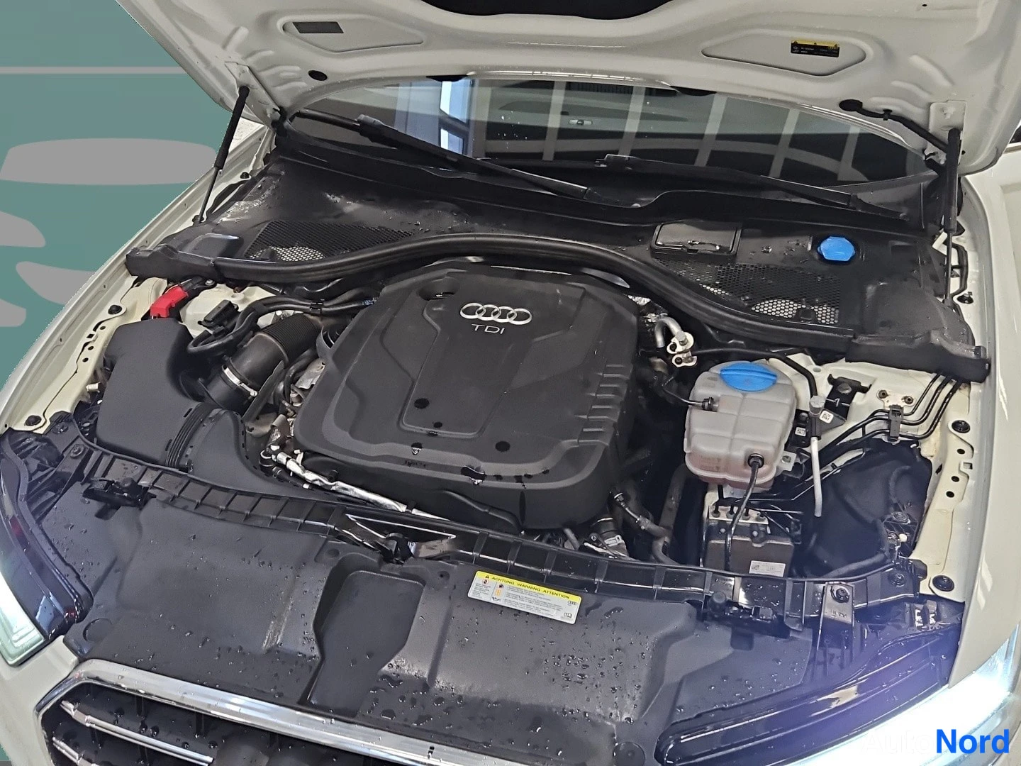 Valkoinen Audi A6 2018, moottoritila, kuva 17