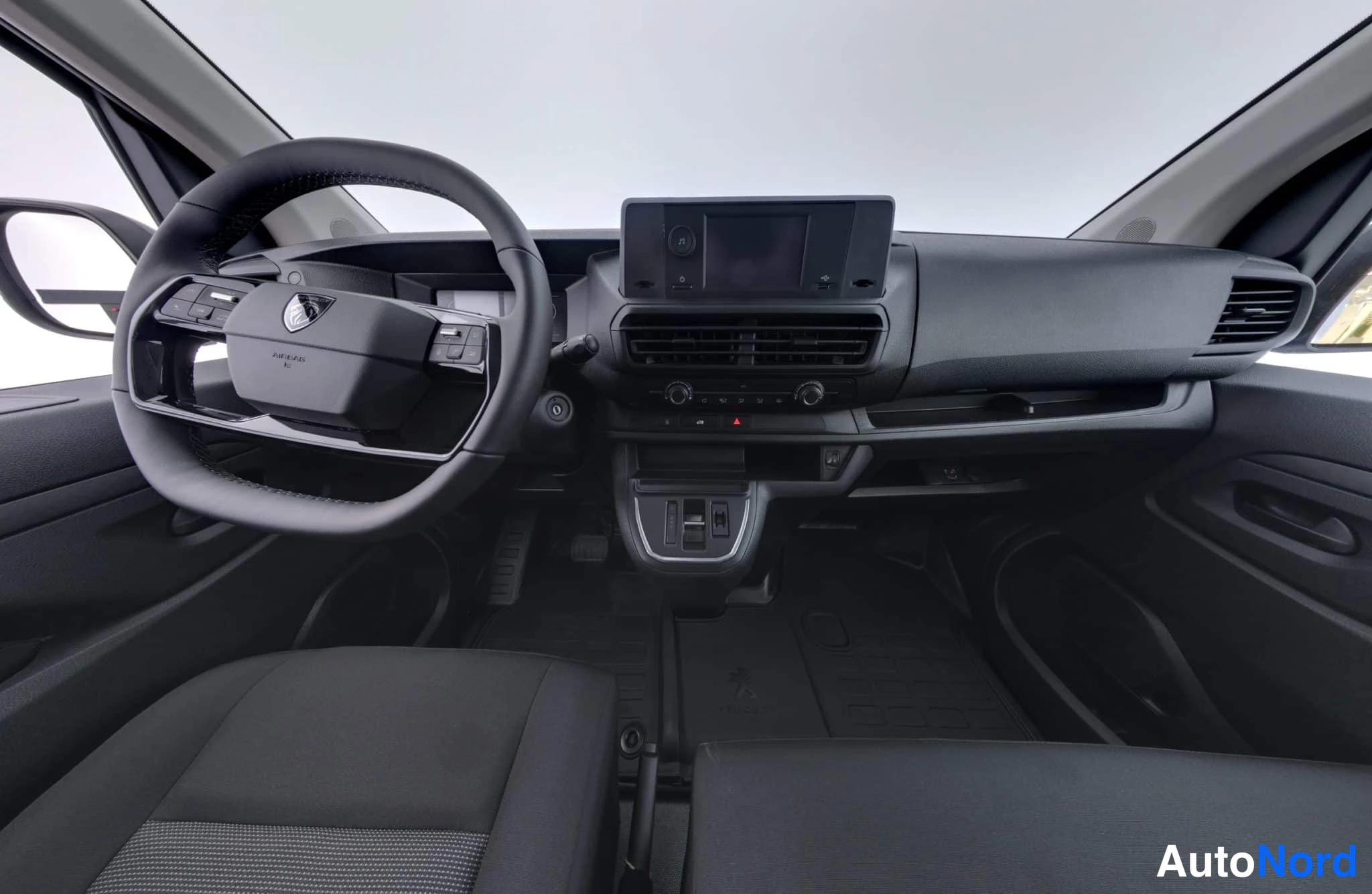 Valkoinen Peugeot Expert 2026, ohjaamo, kuva 13