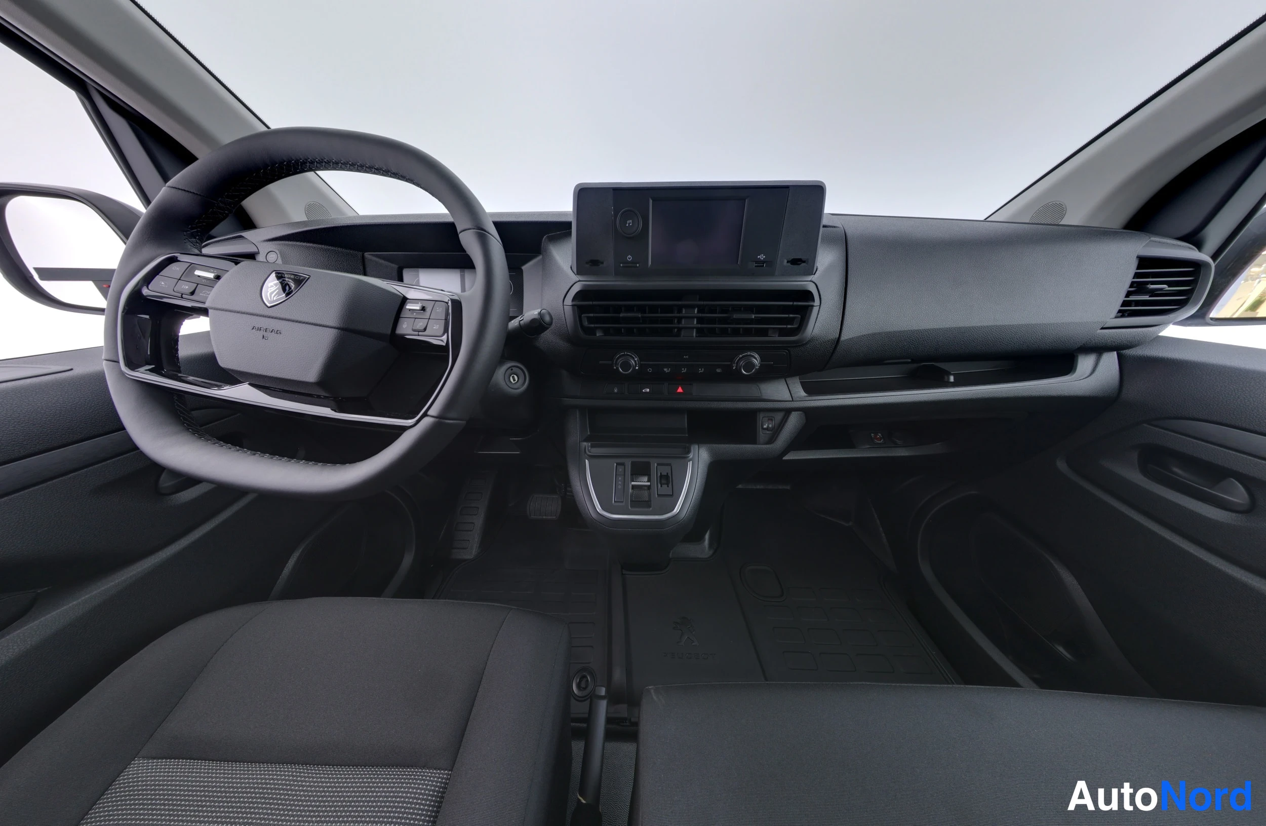 Valkoinen Peugeot Expert 2026, ohjaamo, kuva 14