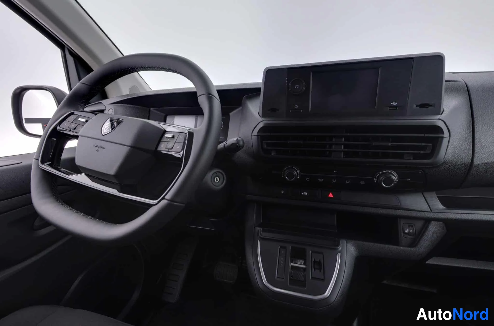 Valkoinen Peugeot Expert 2026, ohjaamo, kuva 15