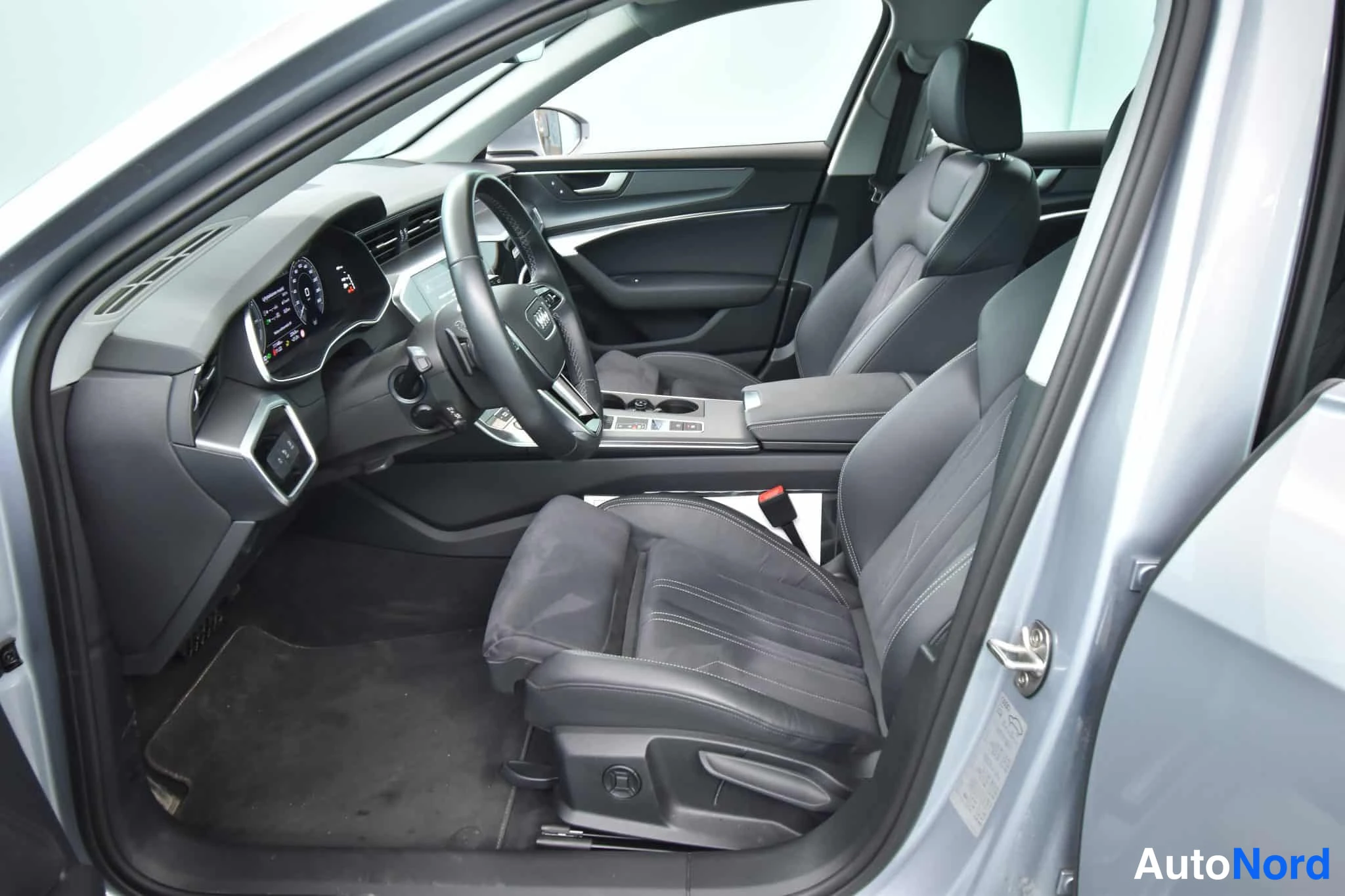 Hopea Audi A6 Avant 2024, ohjaamo, kuva 17