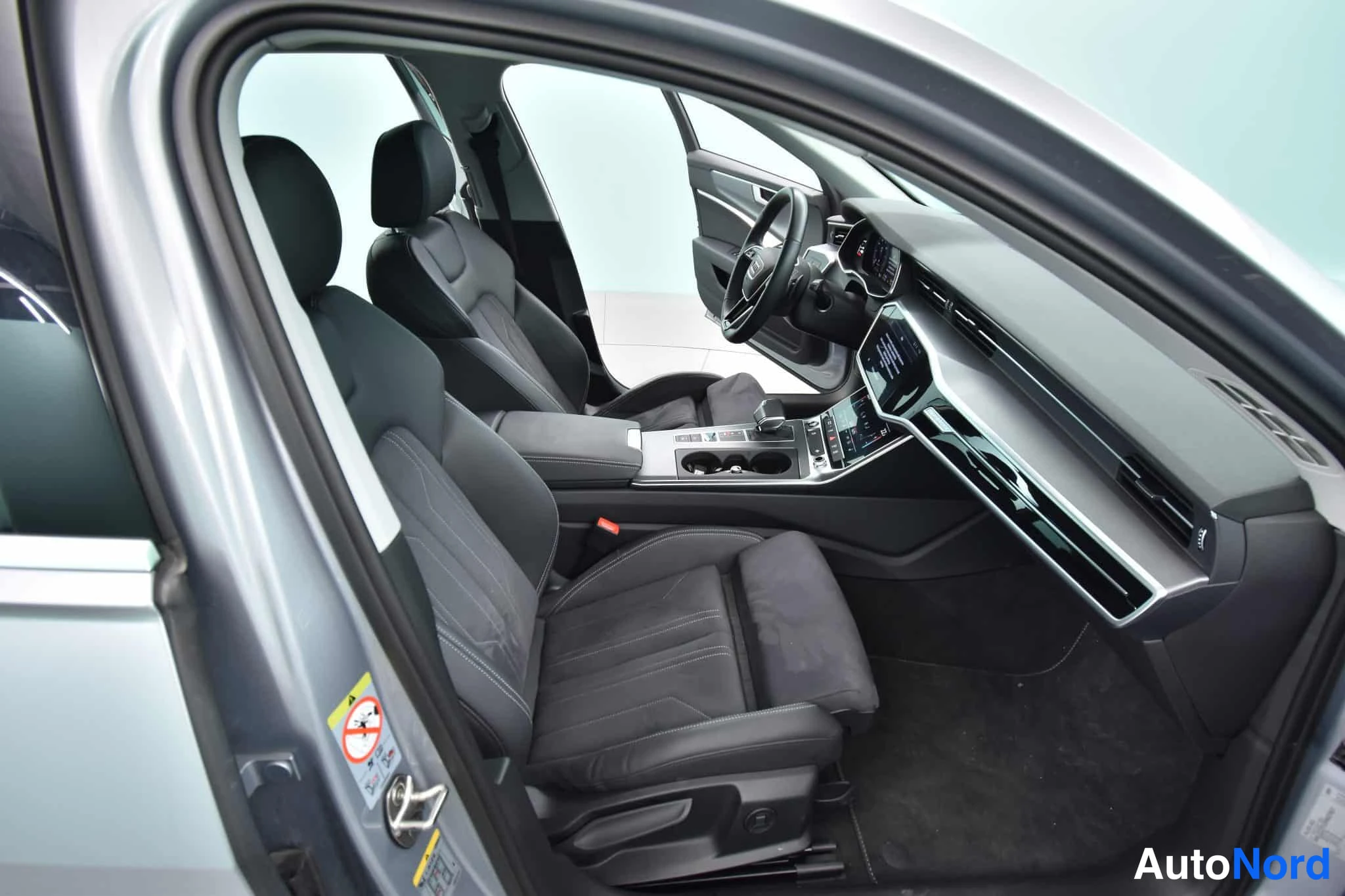 Hopea Audi A6 Avant 2024, etuistuimet, kuva 29
