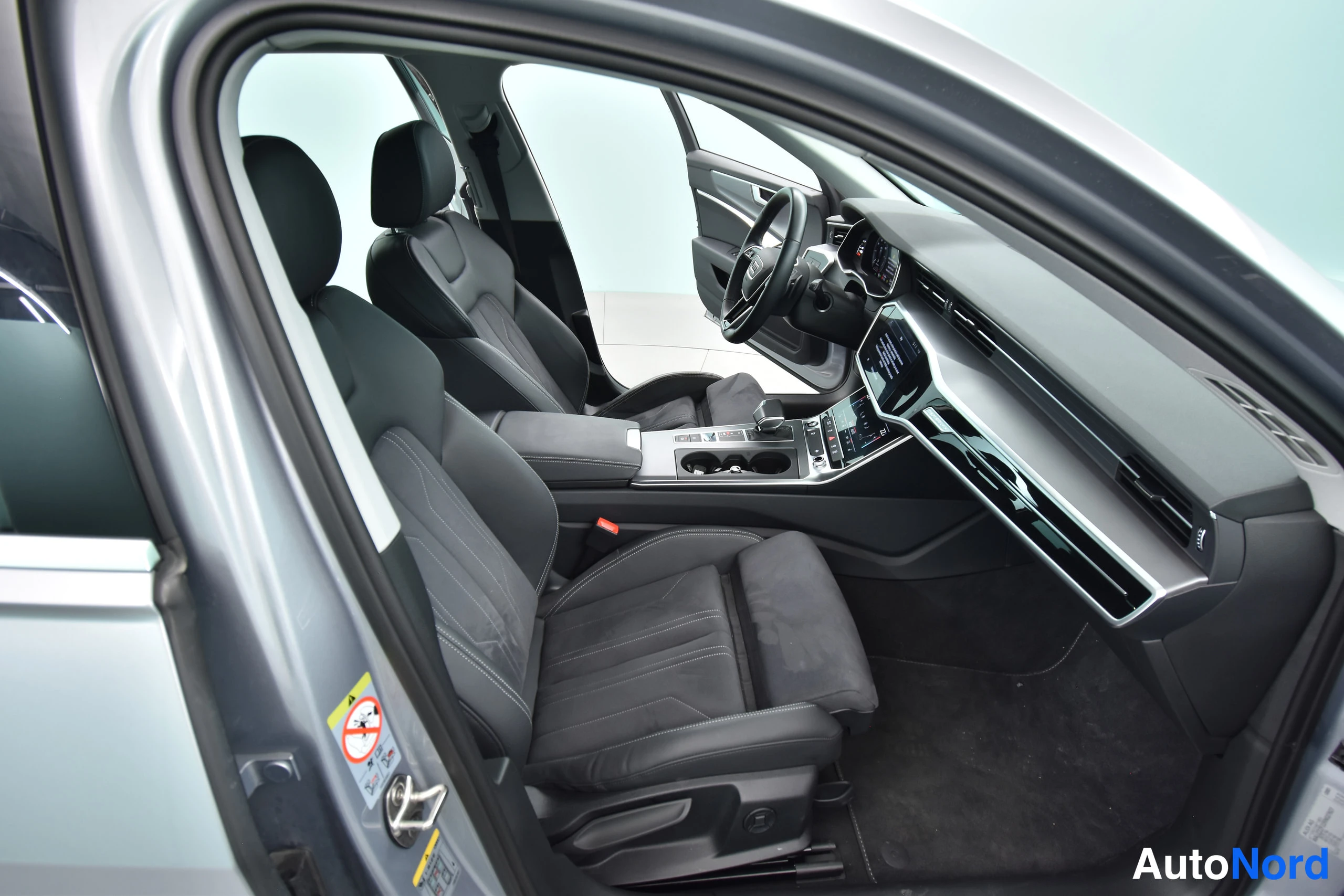 Hopea Audi A6 Avant 2024, etuistuimet, kuva 30