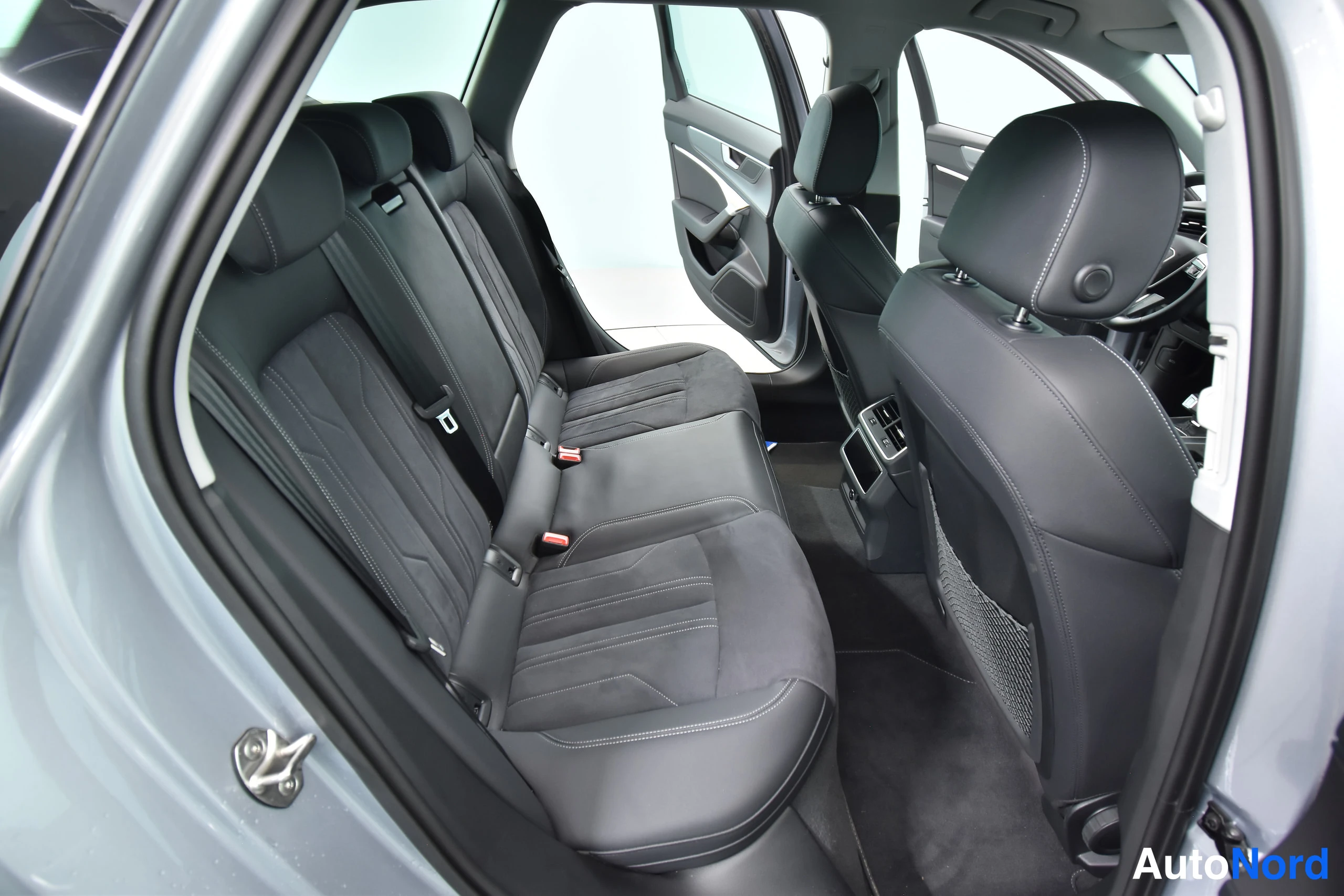 Hopea Audi A6 Avant 2024, takaistuimet, kuva 32