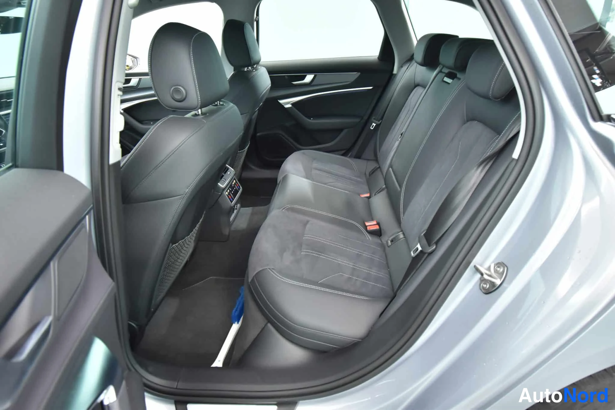 Hopea Audi A6 Avant 2024, takaistuimet, kuva 33
