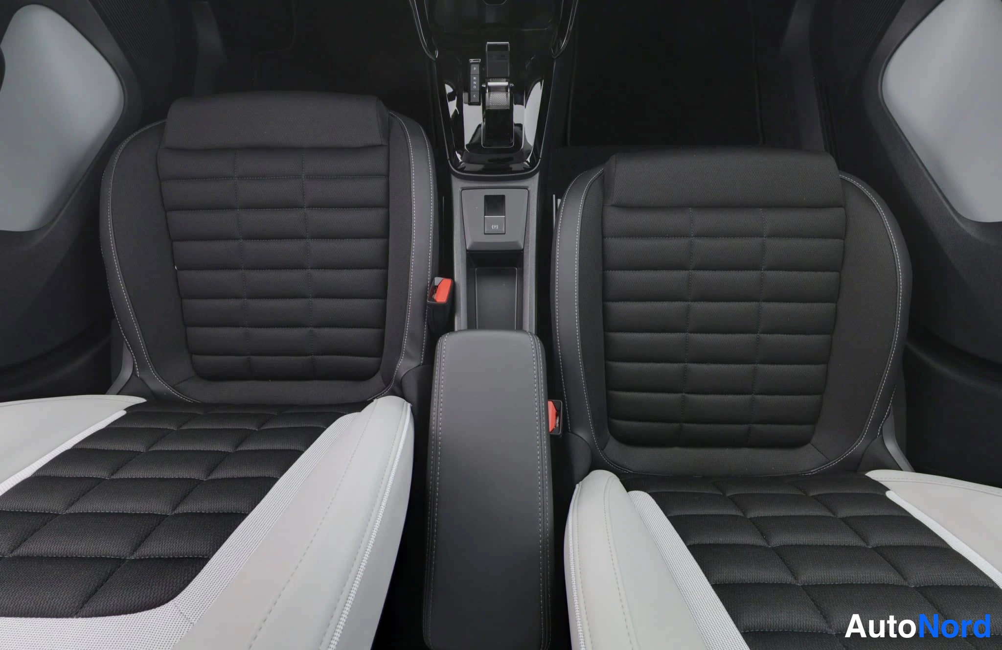 Punainen Citroen e-C3 Aircross 2026, etuistuimet, kuva 17