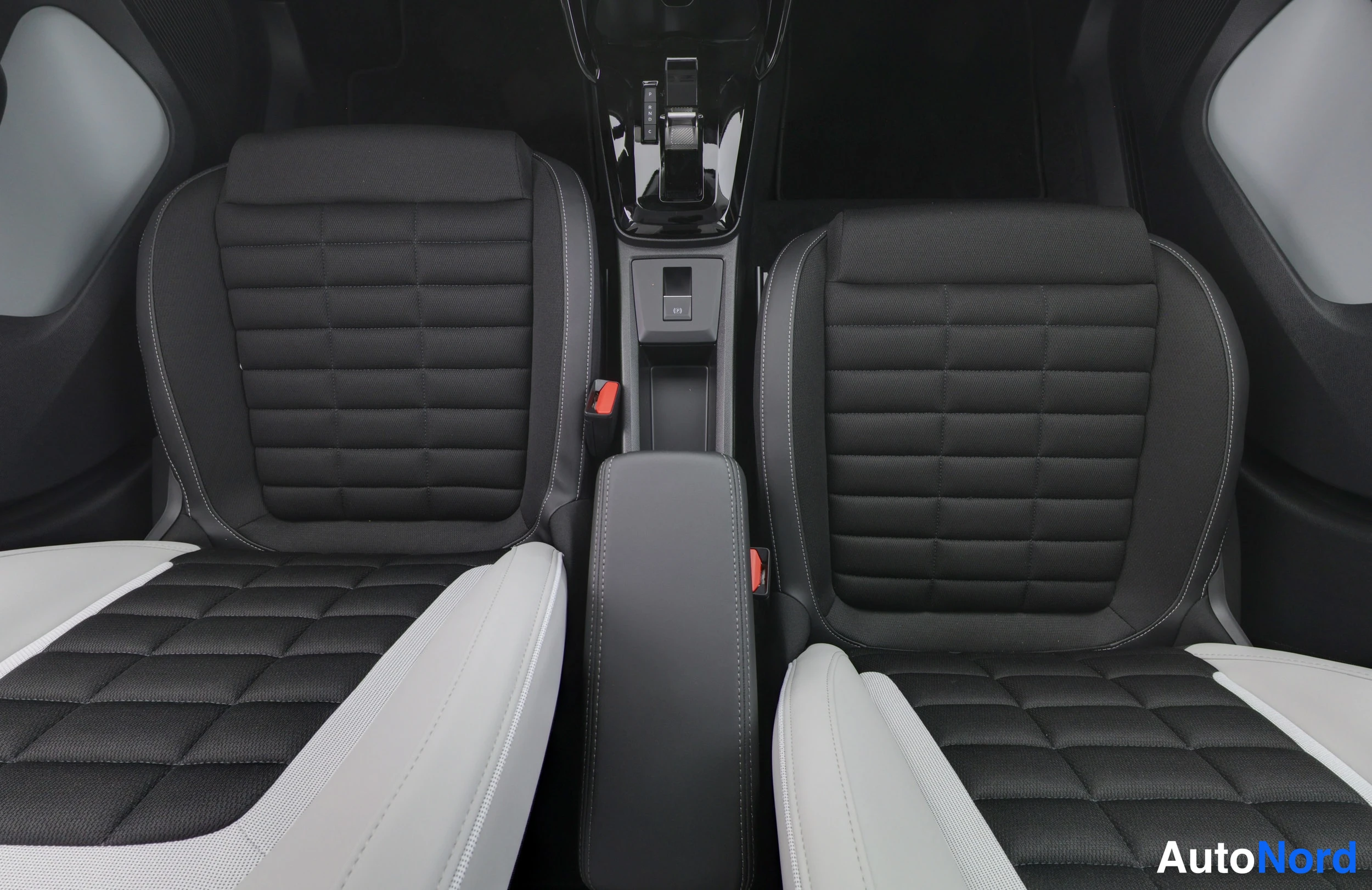Punainen Citroen e-C3 Aircross 2026, etuistuimet, kuva 18