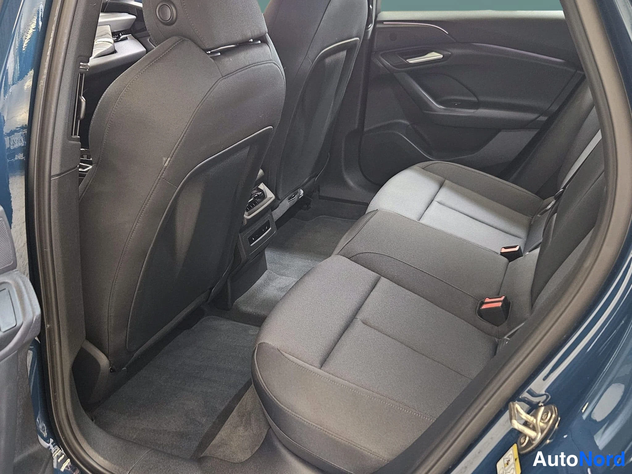 Blå Audi A6 e-tron 2026, baksäten, bild 28