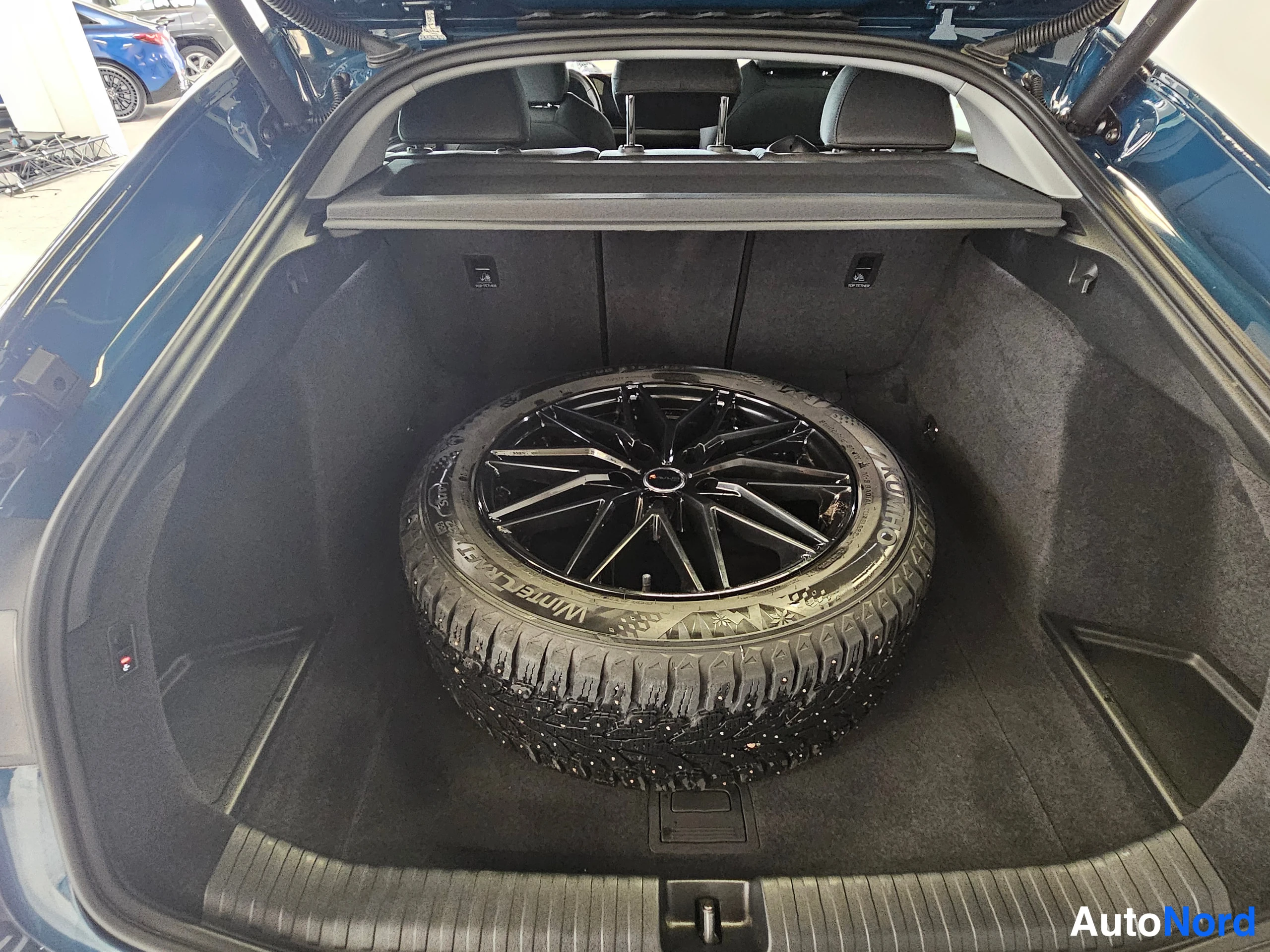 Blå Audi A6 e-tron 2026, bagageutrymme, bild 31