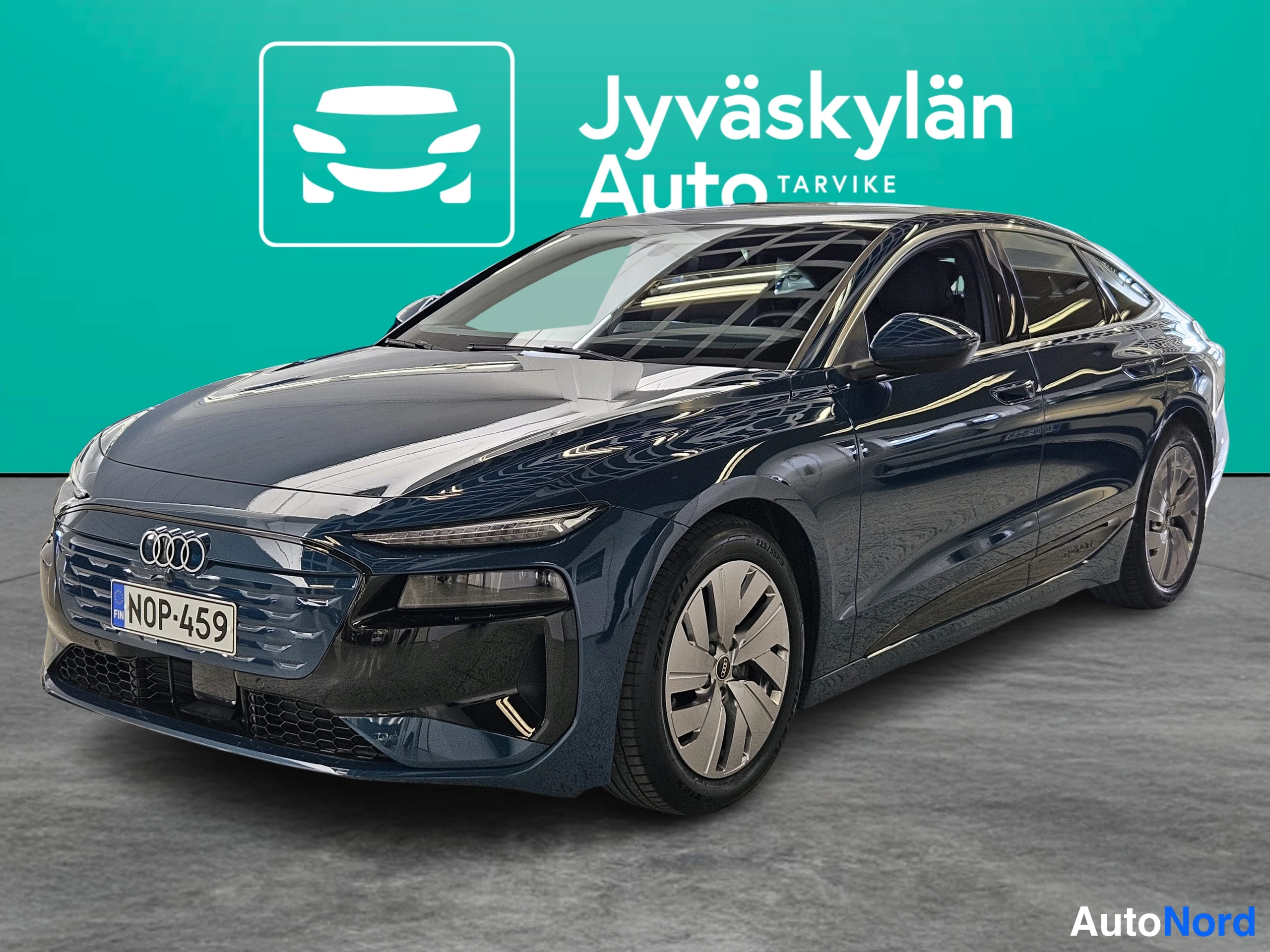 Blå Audi A6 e-tron 2026, snett framifrån, fronten åt vänster, bild 3