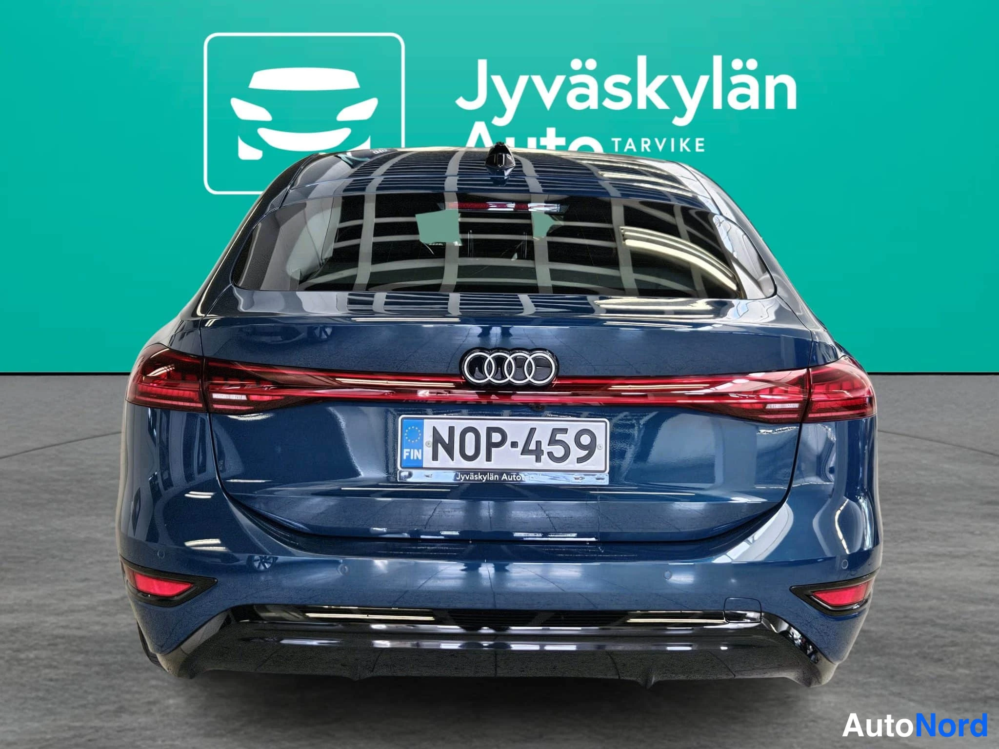 Blå Audi A6 e-tron 2026, bakifrån, bild 17