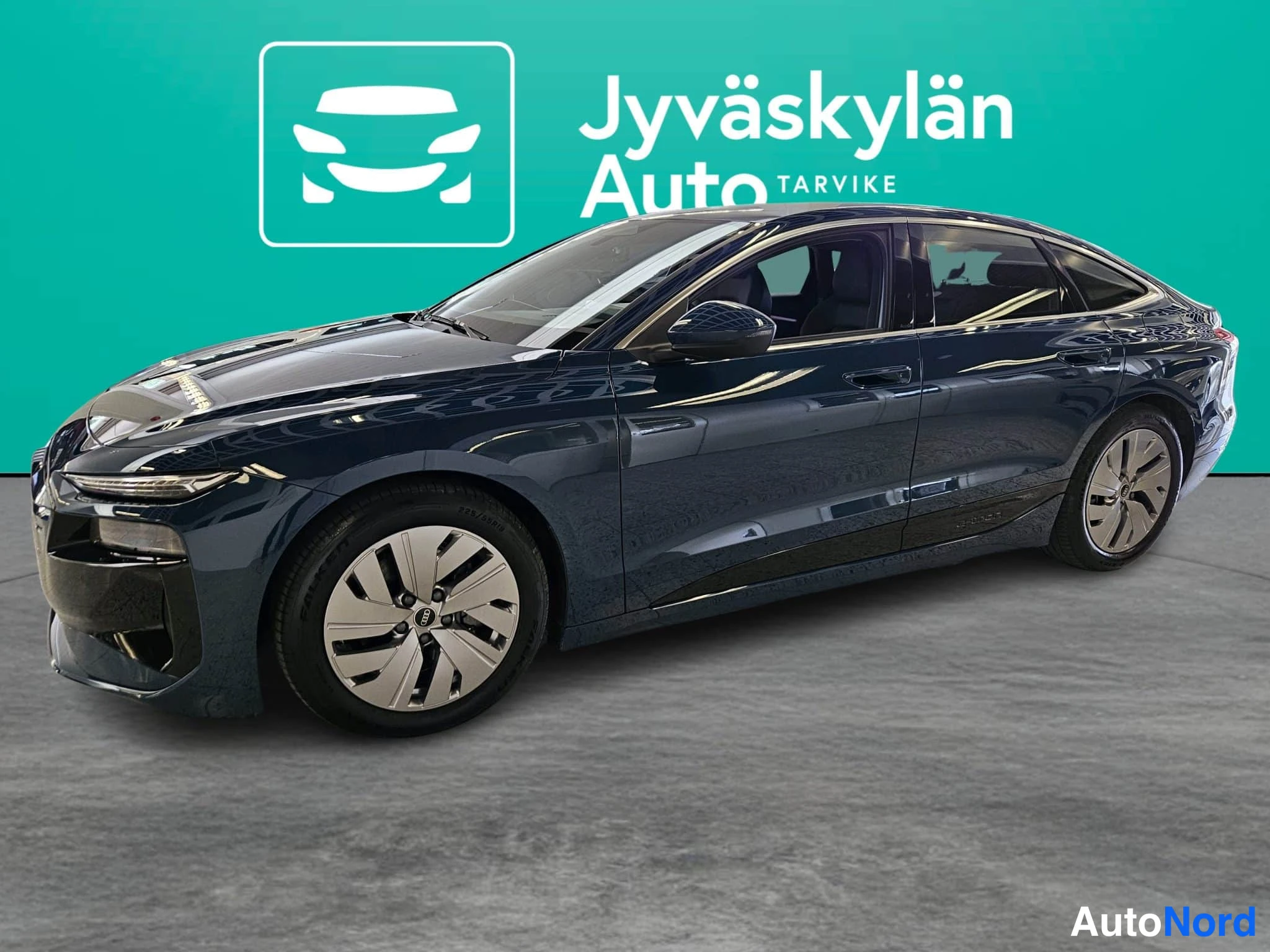 Blå Audi A6 e-tron 2026, snett framifrån, fronten åt vänster, bild 4