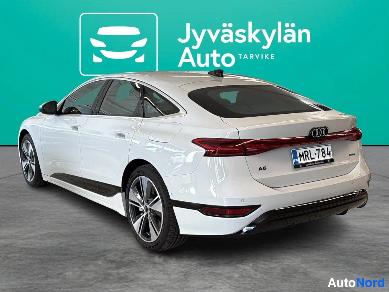 Valkoinen Audi A6 e-tron 2025, takaviisto, kuva 5