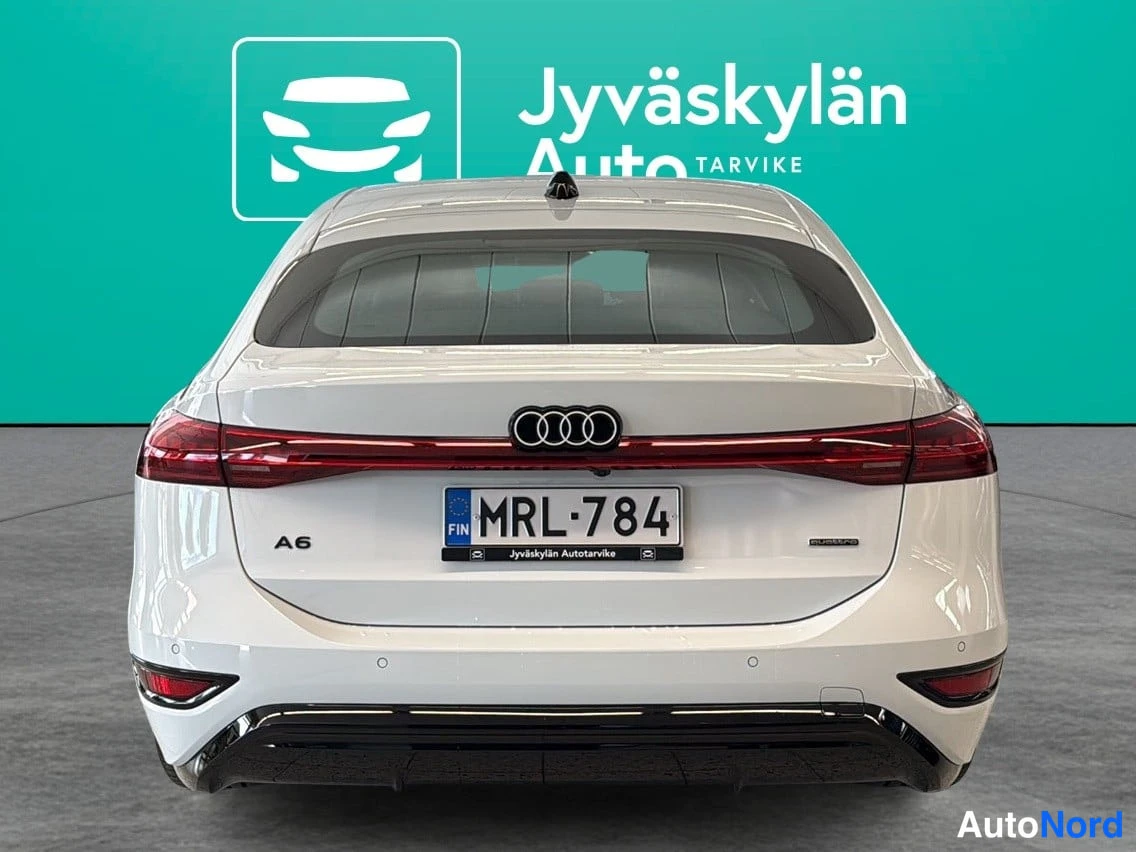 Valkoinen Audi A6 e-tron 2025, takaa, kuva 6