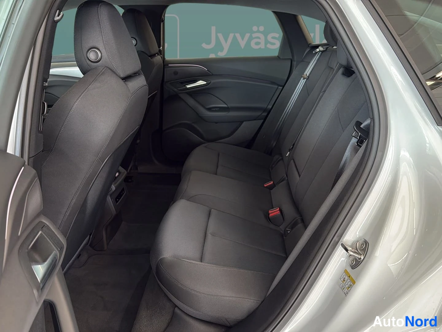Valkoinen Audi A6 e-tron 2025, takaistuimet, kuva 12