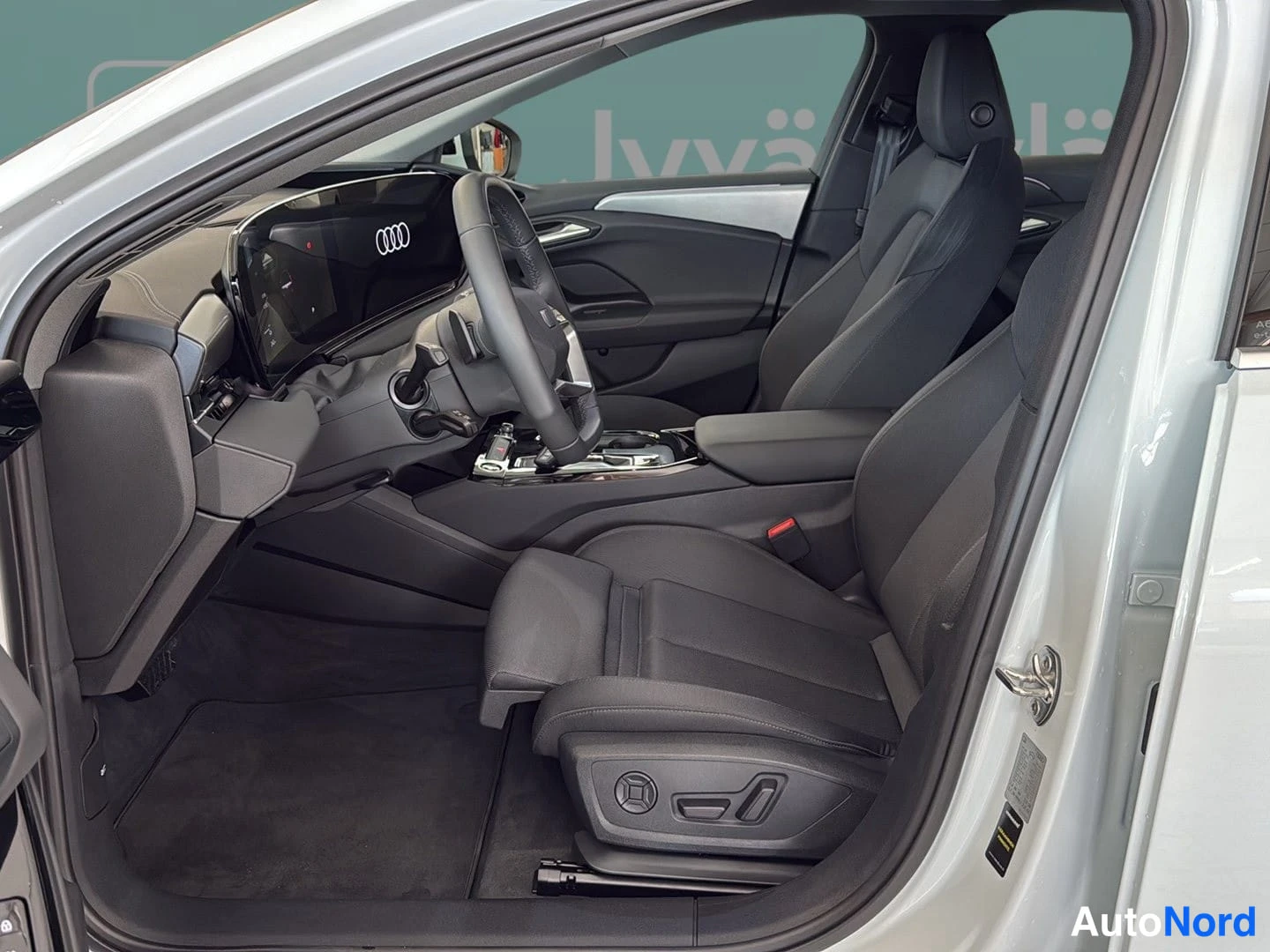 Valkoinen Audi A6 e-tron 2025, etuistuimet, kuva 10