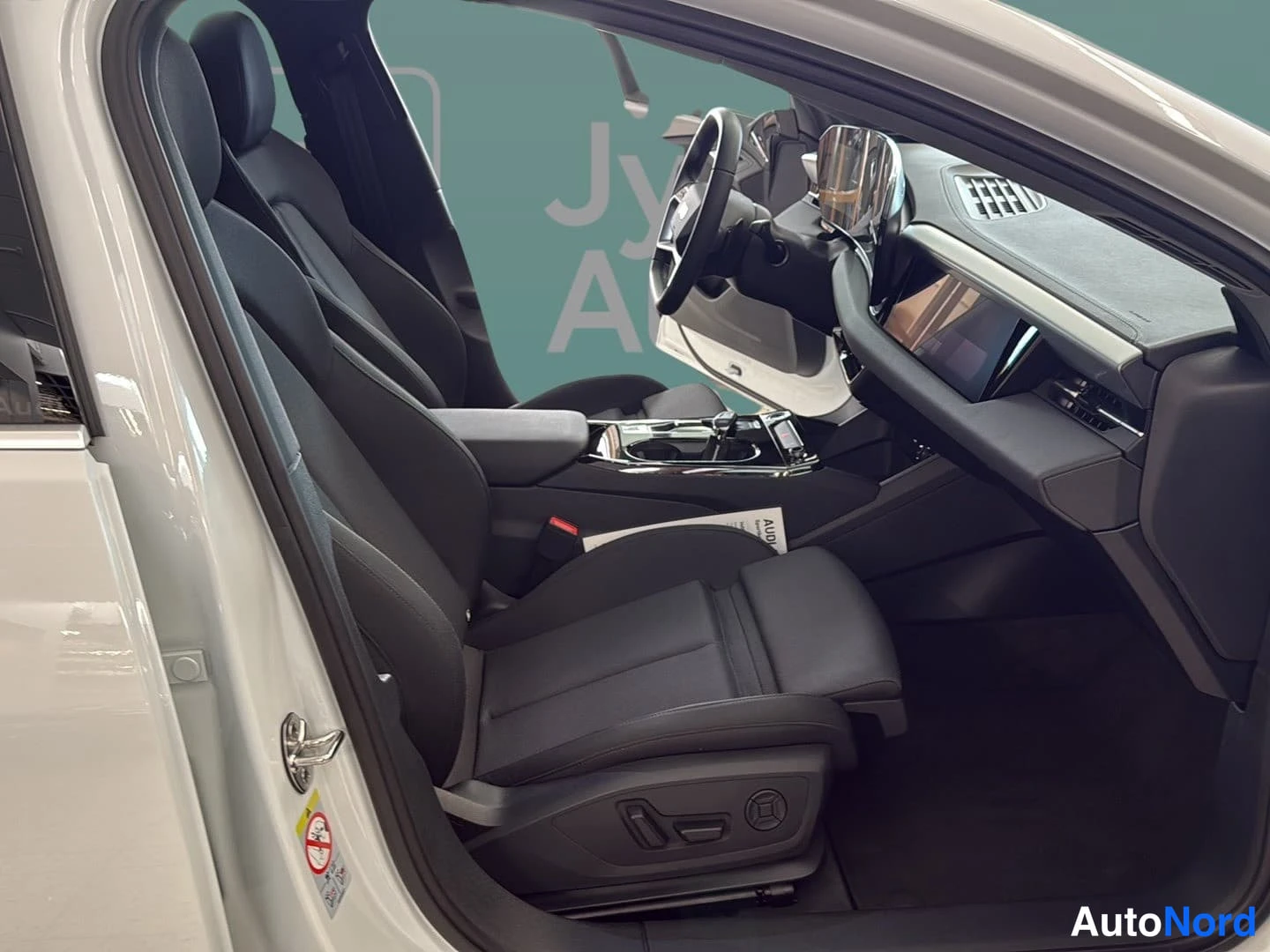 Valkoinen Audi A6 e-tron 2025, etuistuimet, kuva 11