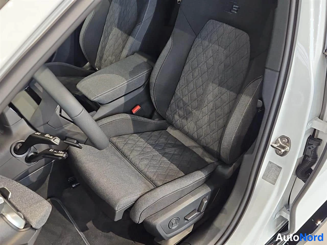 Valkoinen Audi A6 allroad quattro 2026, etuistuimet, kuva 8