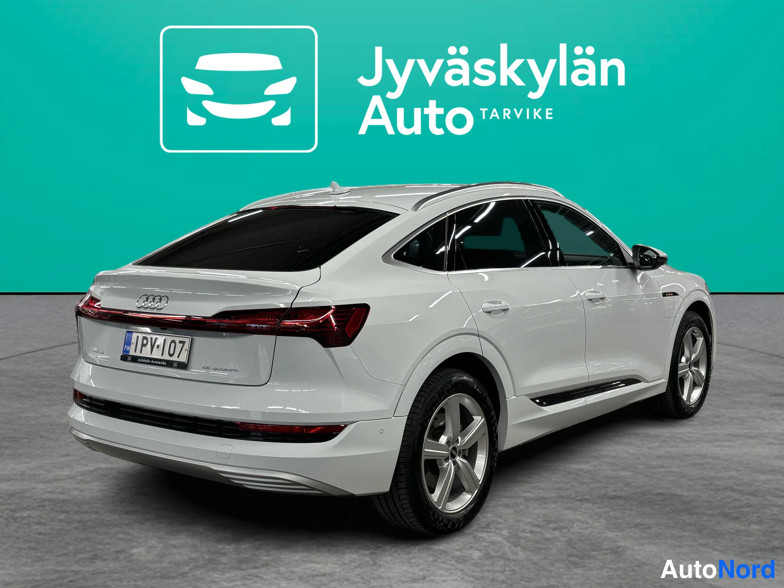 Valkoinen Audi e-tron 2022, takaviisto, kuva 12