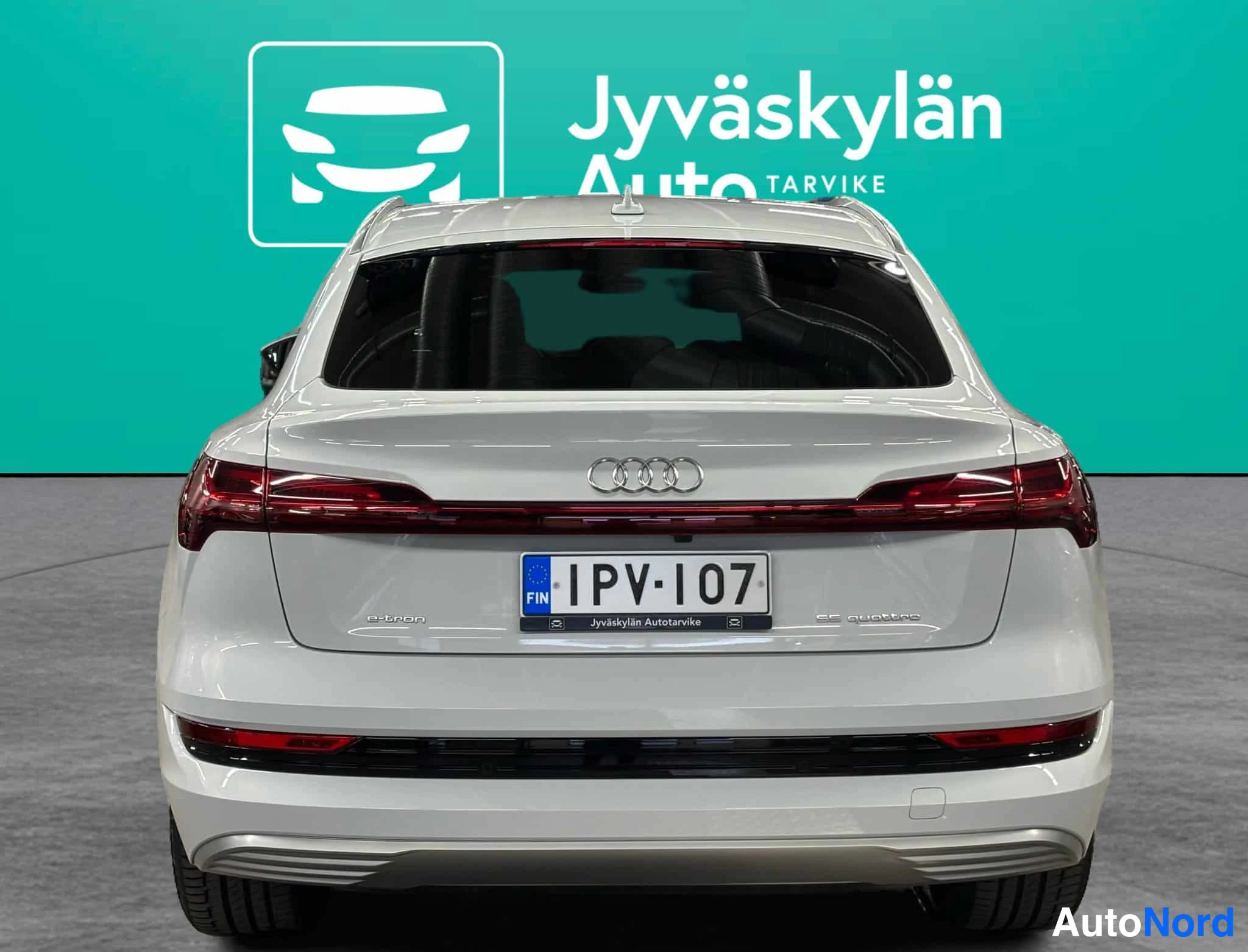 Valkoinen Audi e-tron 2022, takaa, kuva 14