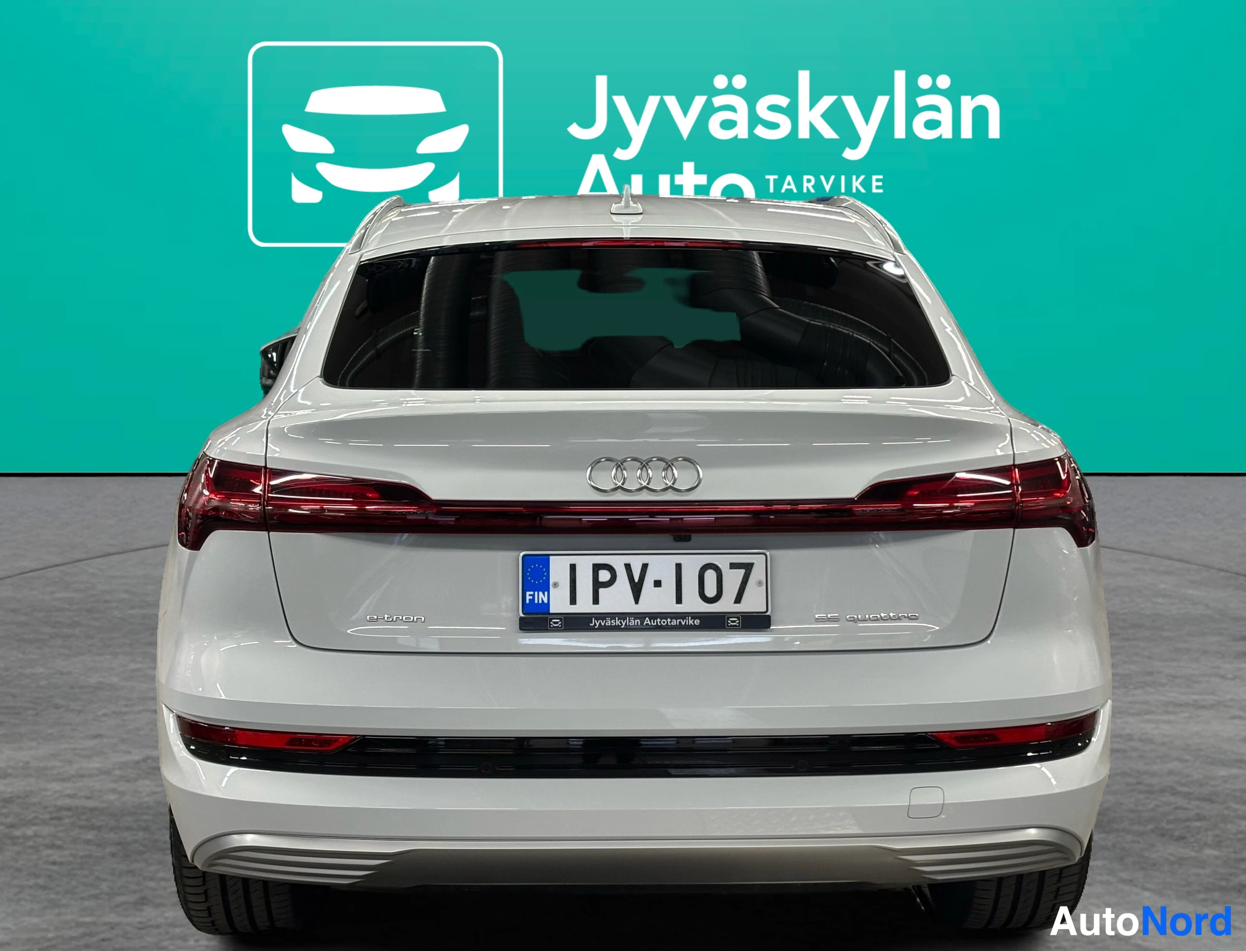 Valkoinen Audi e-tron 2022, takaa, kuva 13