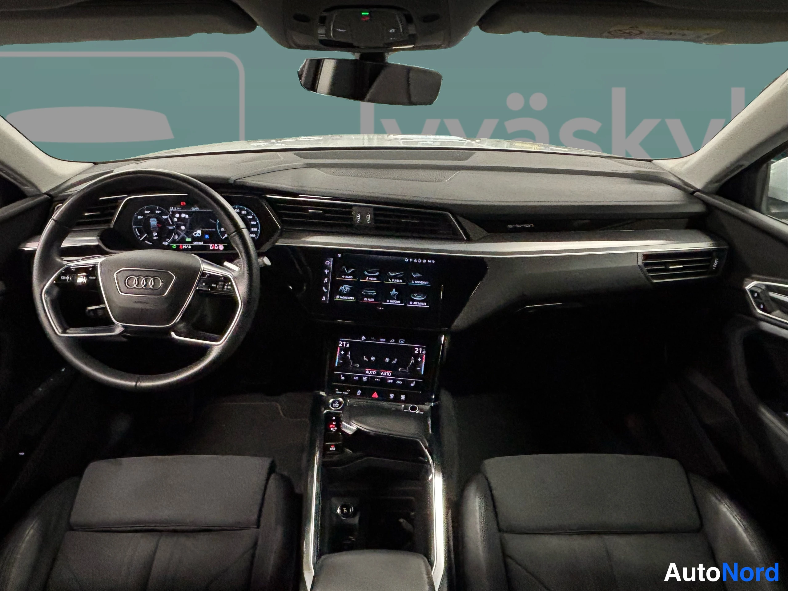 Valkoinen Audi e-tron 2022, ohjaamo, kuva 17