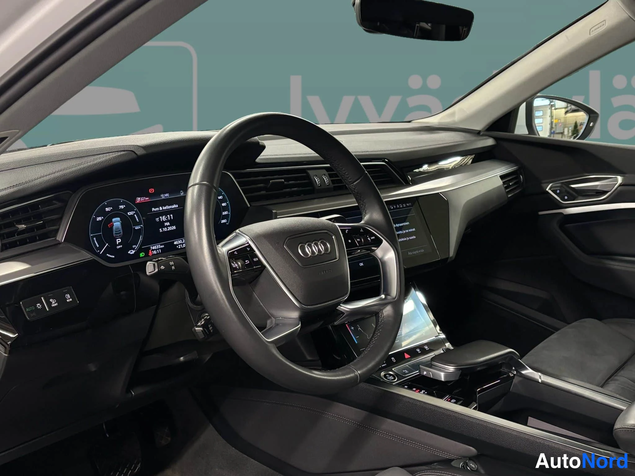 Valkoinen Audi e-tron 2022, ohjaamo, kuva 22