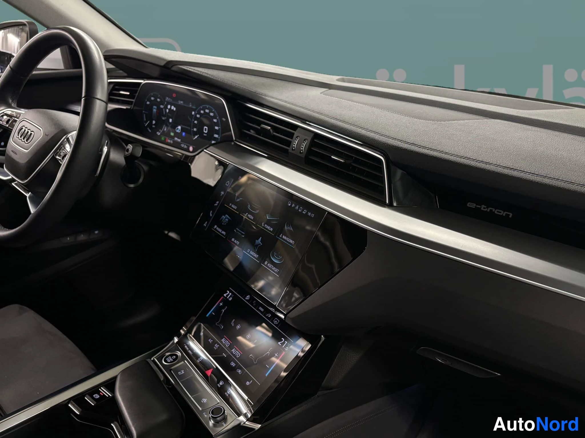 Valkoinen Audi e-tron 2022, ohjaamo, kuva 24