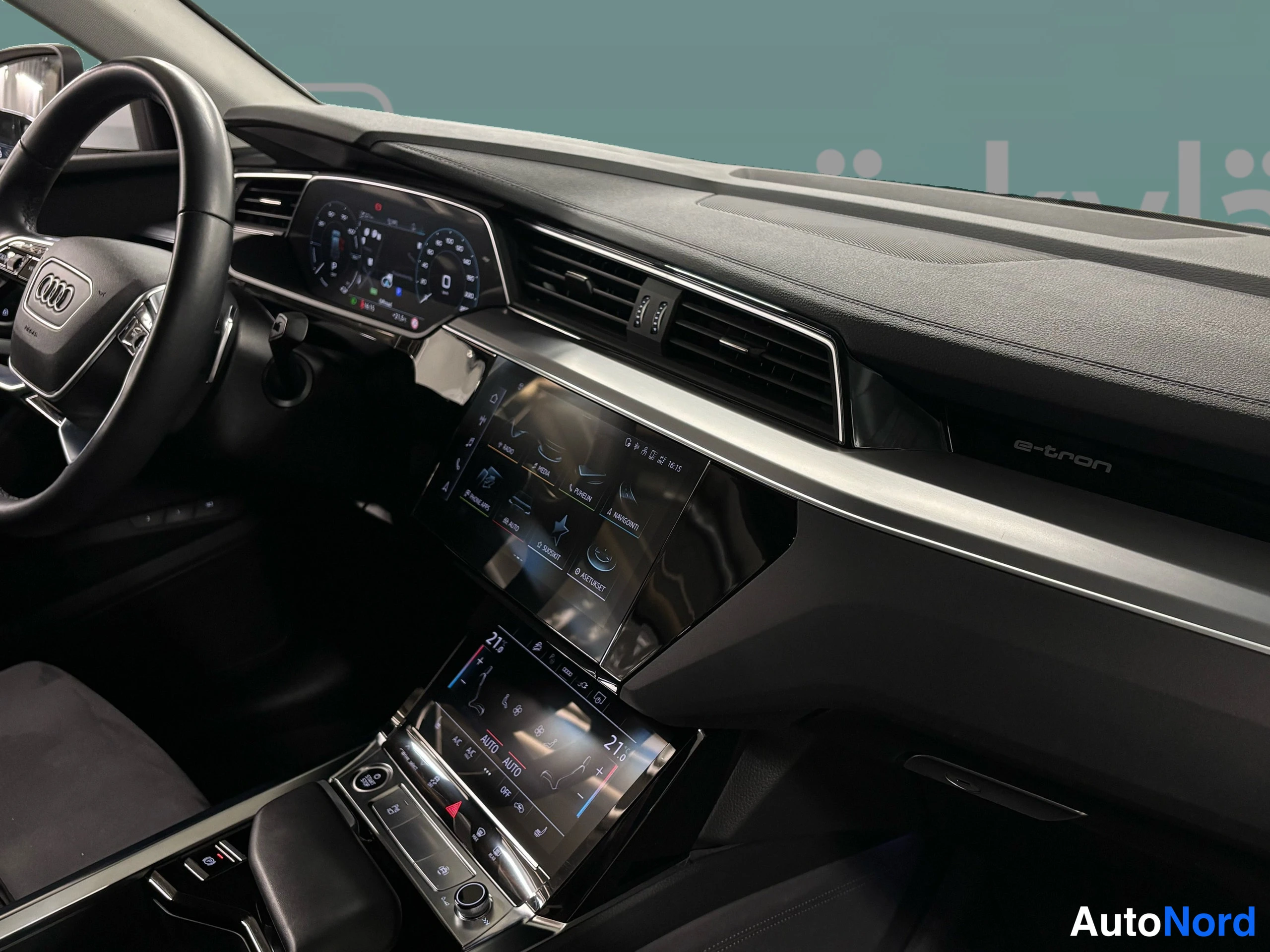 Valkoinen Audi e-tron 2022, ohjaamo, kuva 25
