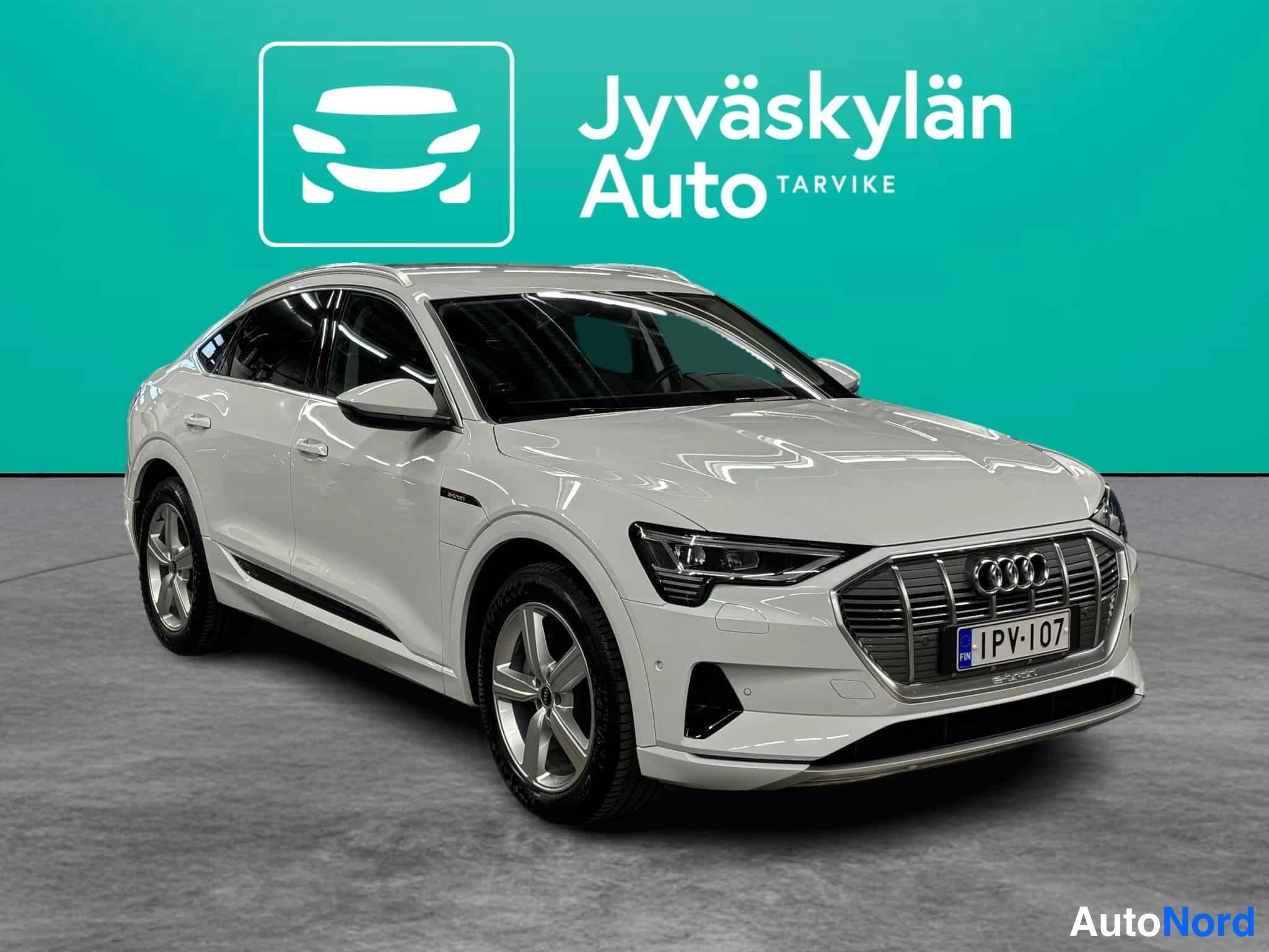 Valkoinen Audi e-tron 2022, etuviisto, keula oikealle, kuva 3
