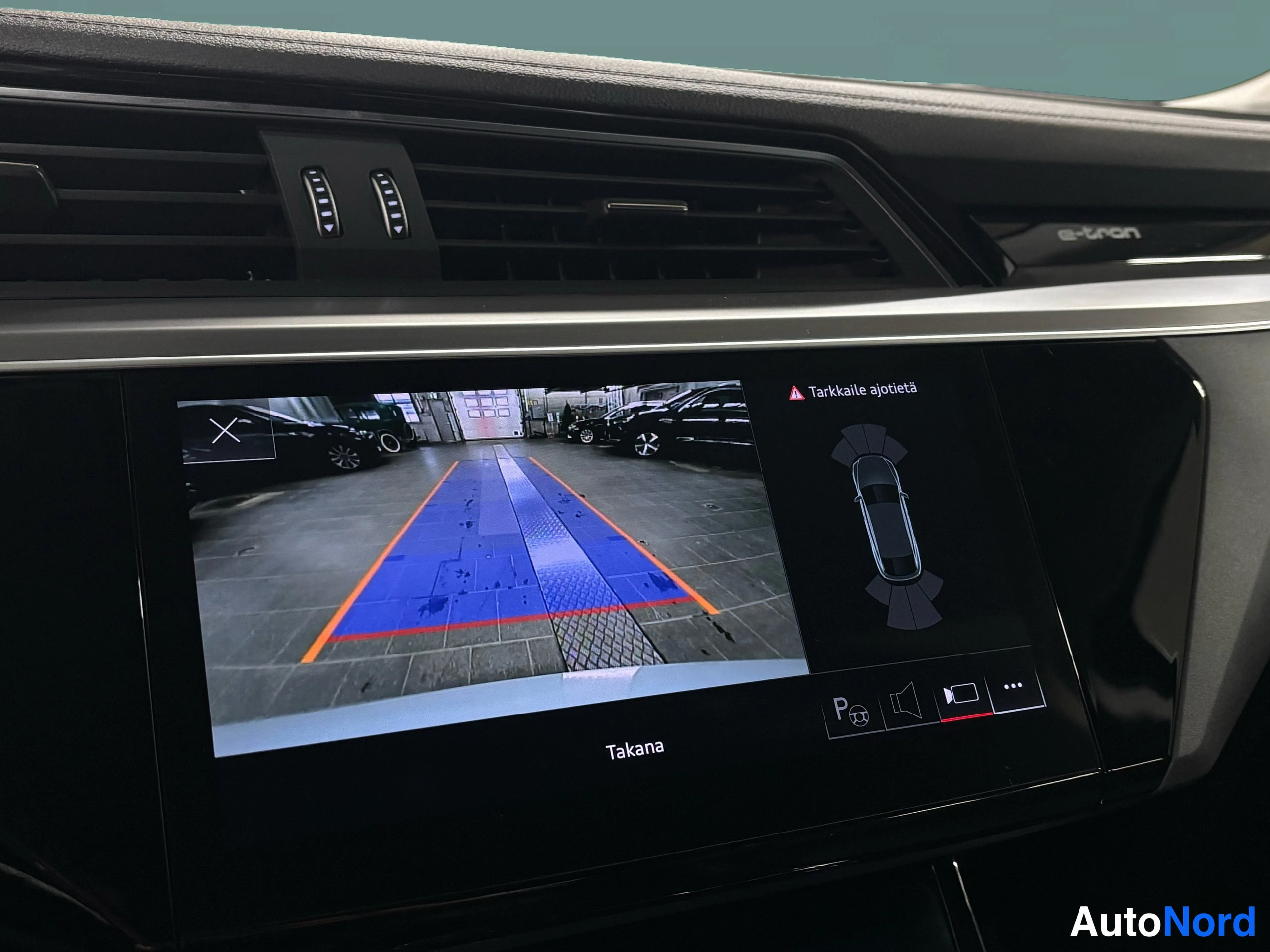 Valkoinen Audi e-tron 2022, ohjaamo, kuva 16