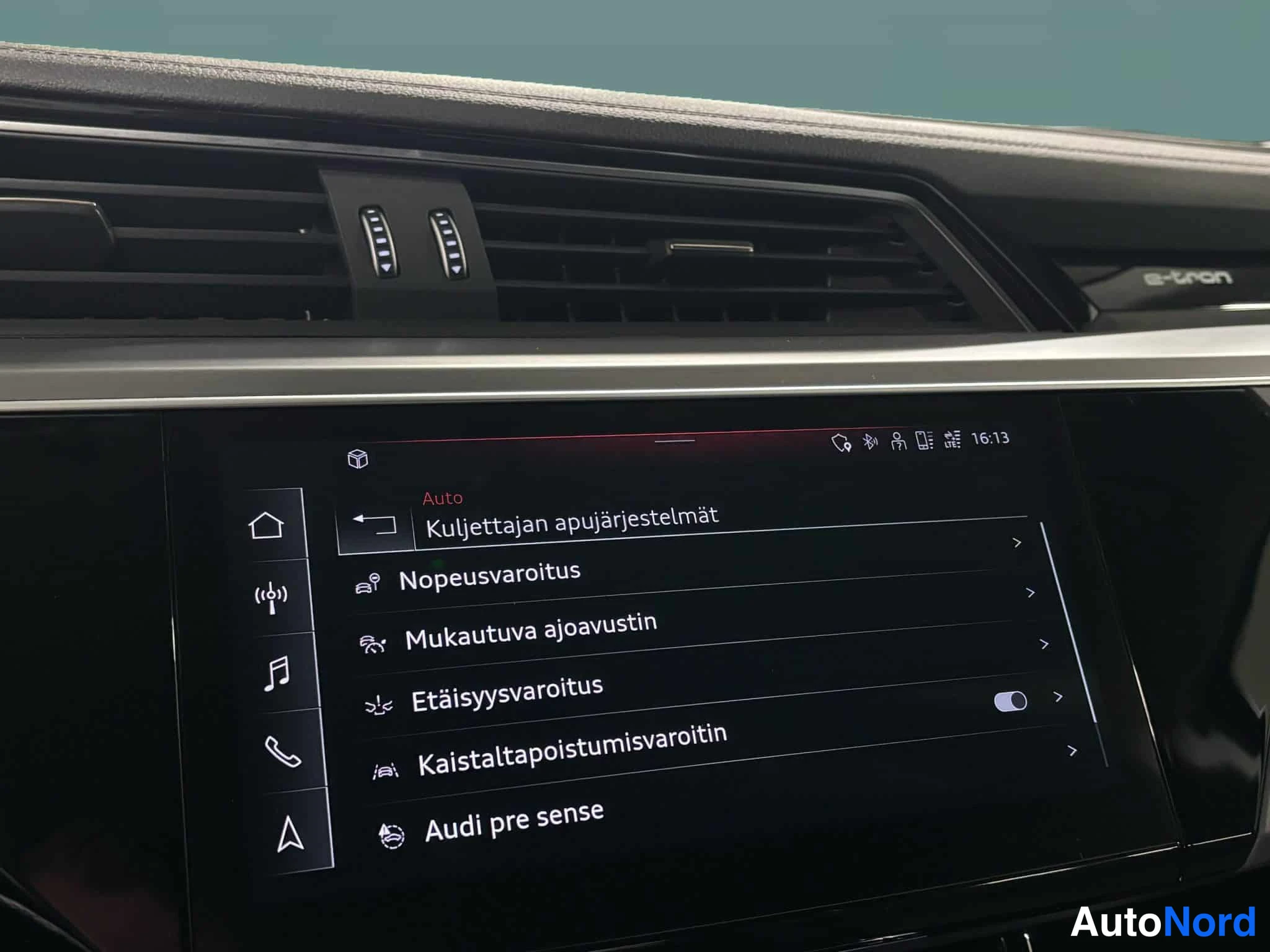 Valkoinen Audi e-tron 2022, yksityiskohta, kuva 39