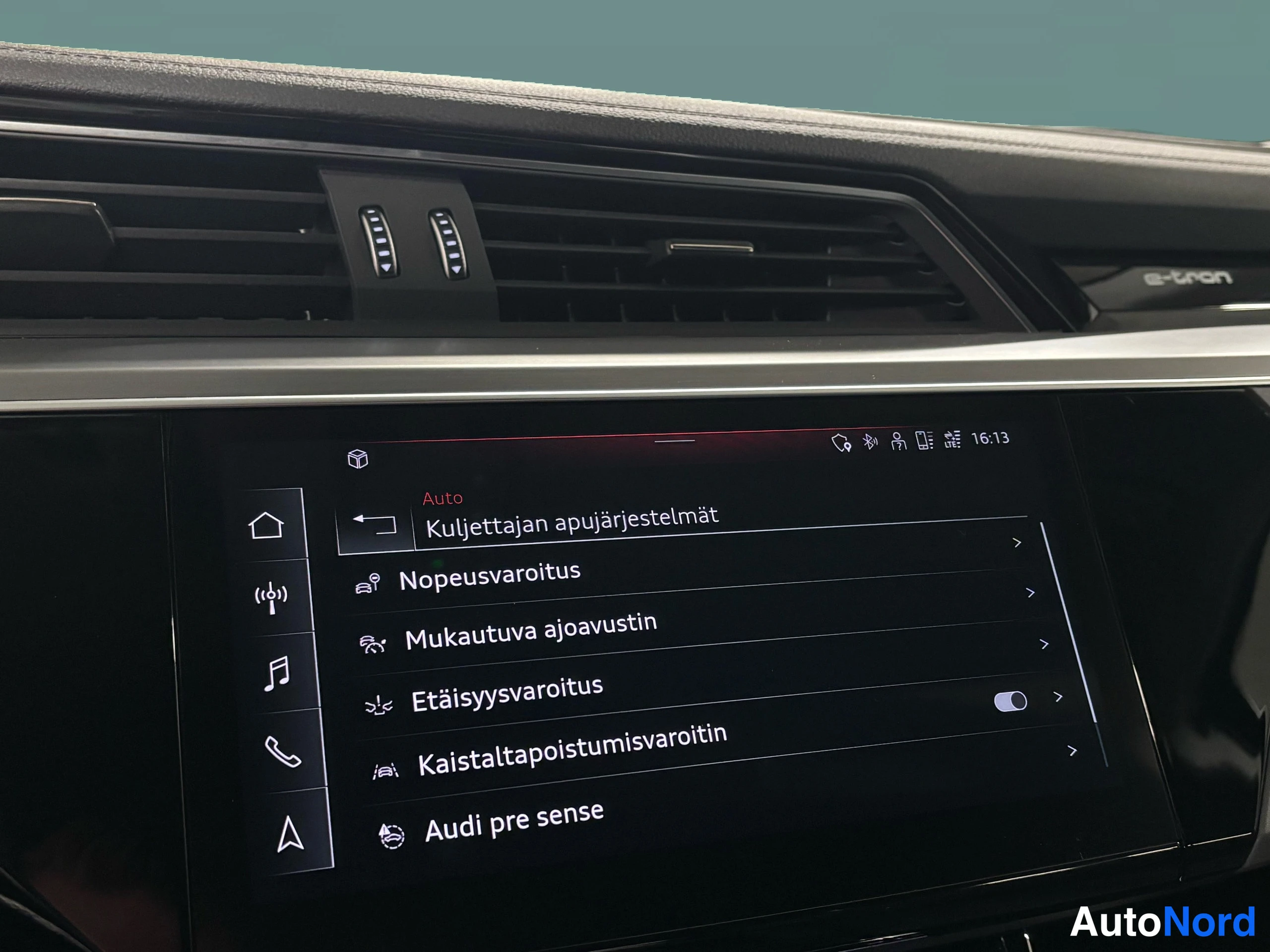 Valkoinen Audi e-tron 2022, yksityiskohta, kuva 40