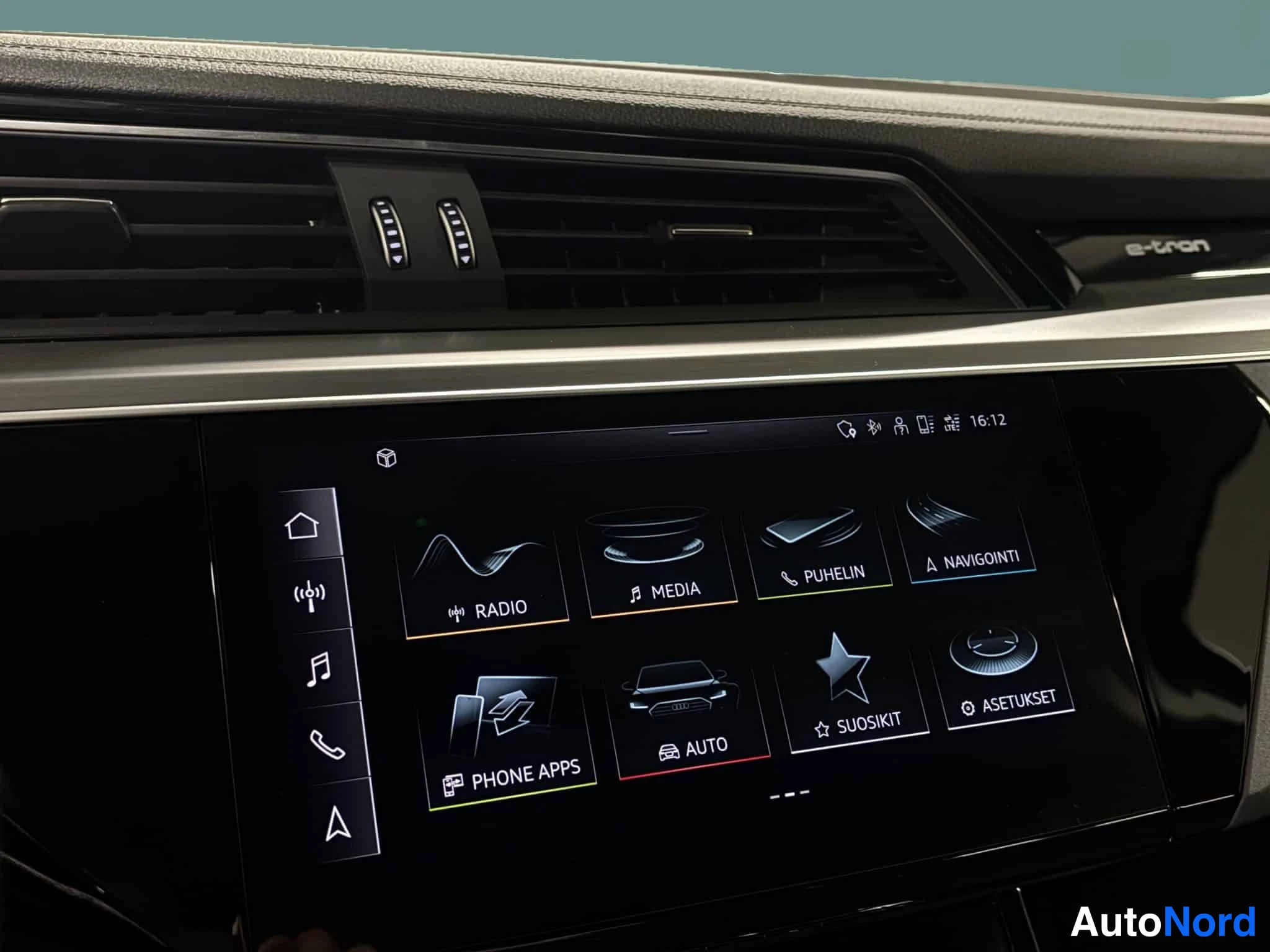 Valkoinen Audi e-tron 2022, yksityiskohta, kuva 31