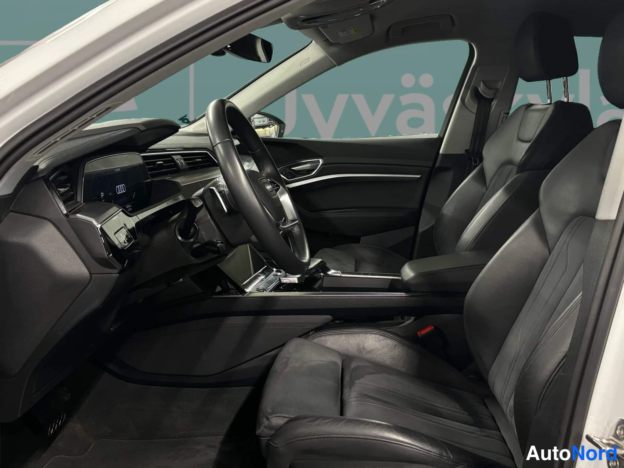 Valkoinen Audi e-tron 2022, ohjaamo, kuva 18