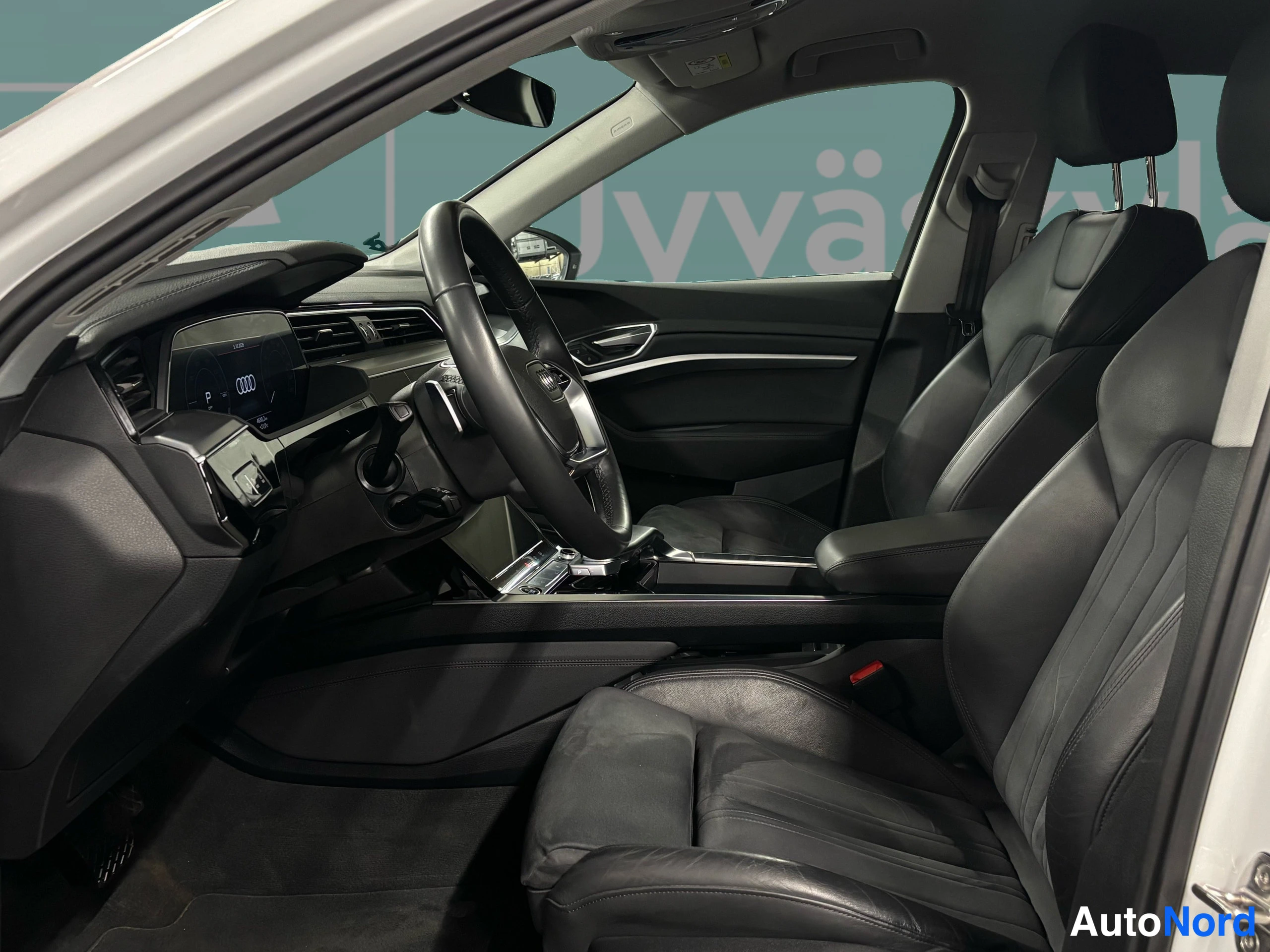 Valkoinen Audi e-tron 2022, ohjaamo, kuva 19