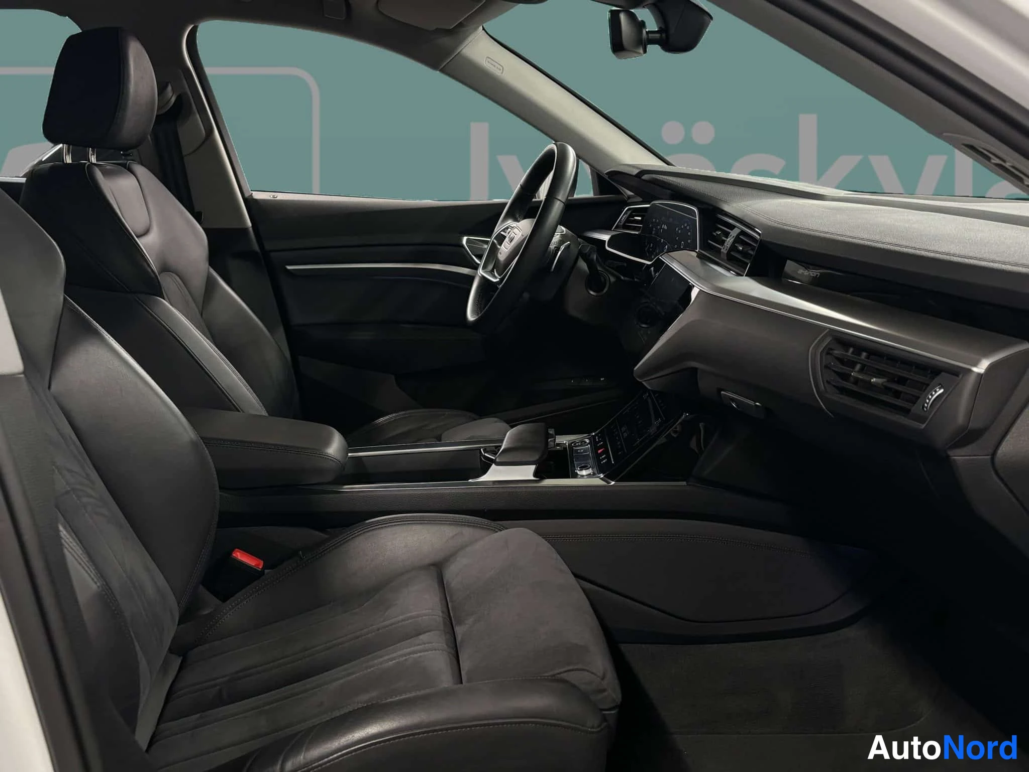 Valkoinen Audi e-tron 2022, ohjaamo, kuva 20