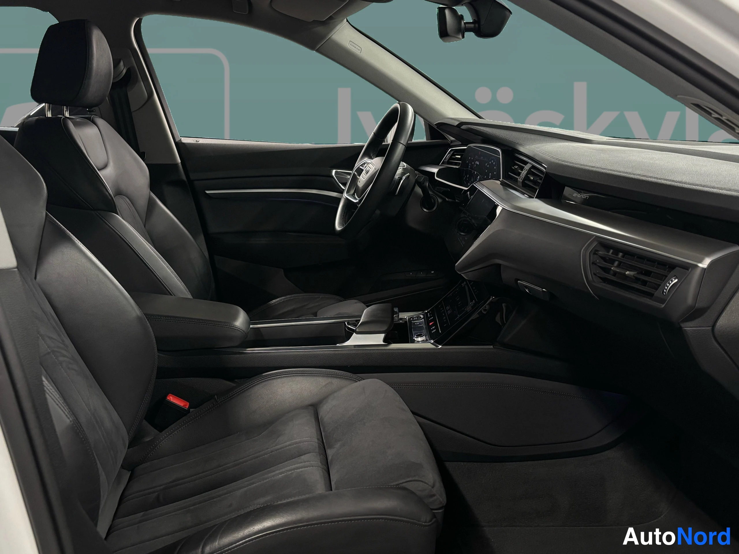 Valkoinen Audi e-tron 2022, ohjaamo, kuva 21