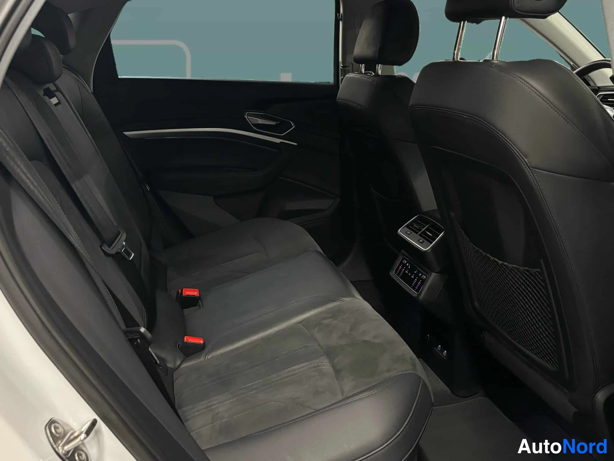 Valkoinen Audi e-tron 2022, takaistuimet, kuva 26