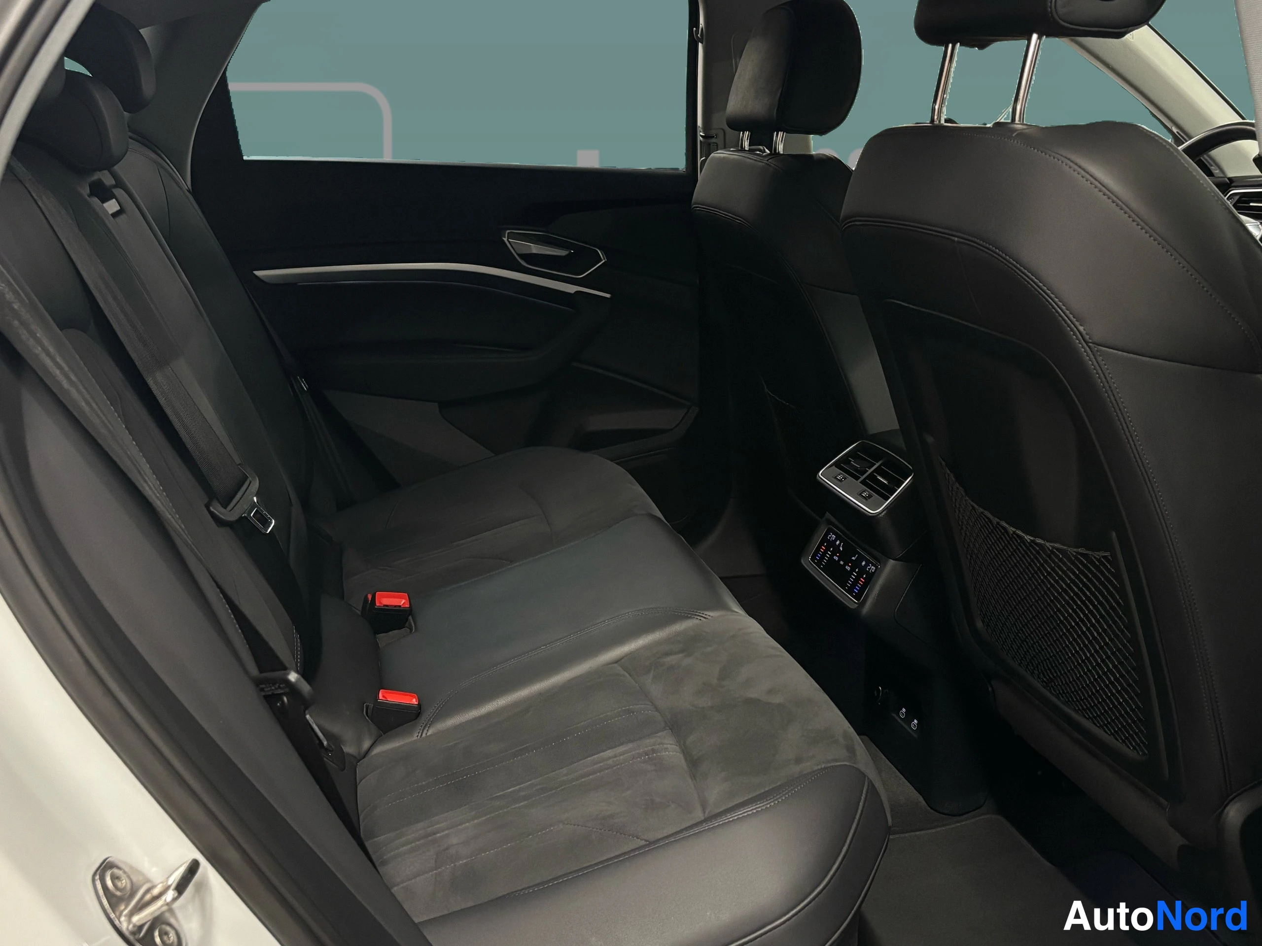 Valkoinen Audi e-tron 2022, takaistuimet, kuva 27