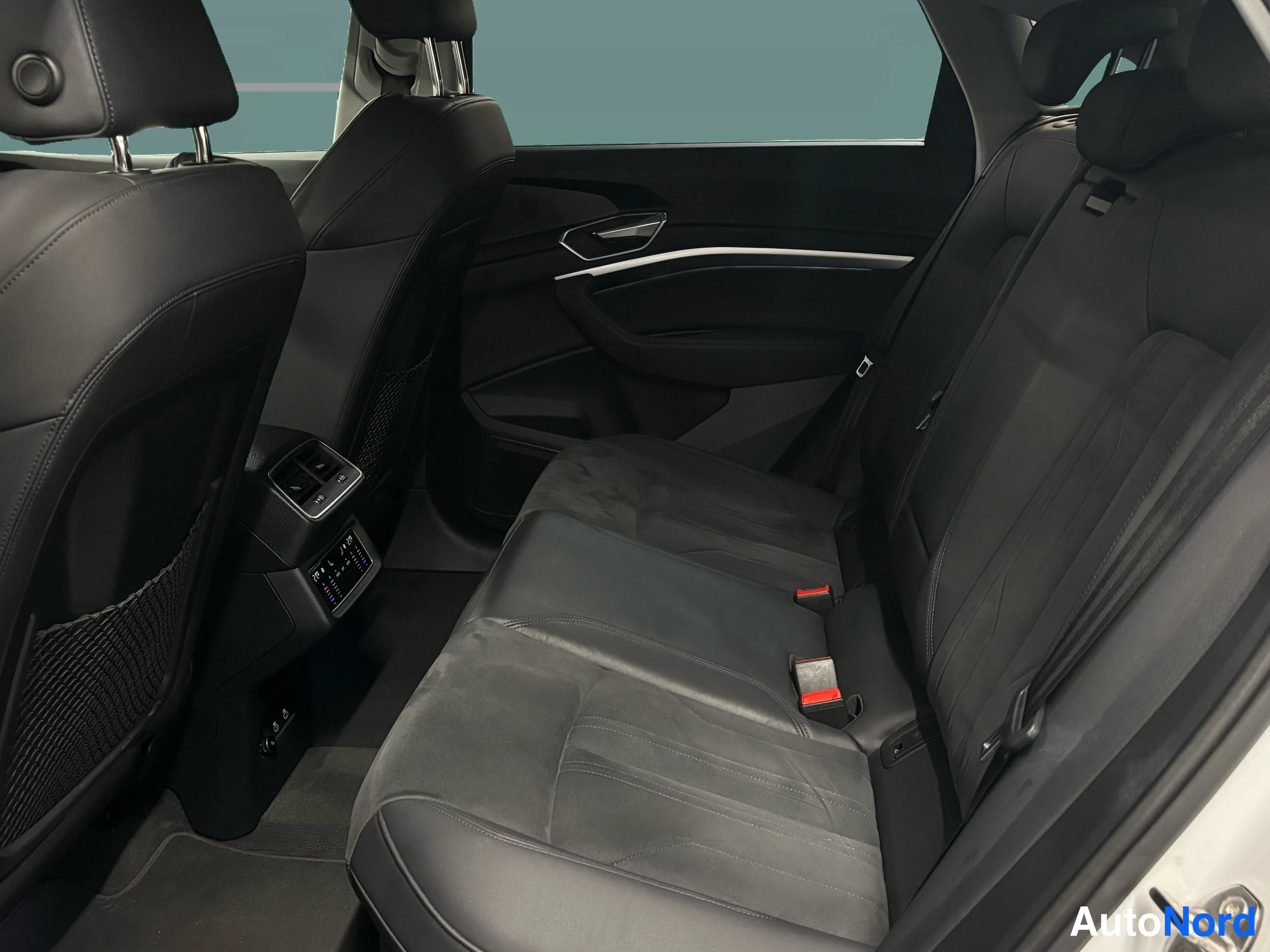 Valkoinen Audi e-tron 2022, takaistuimet, kuva 29