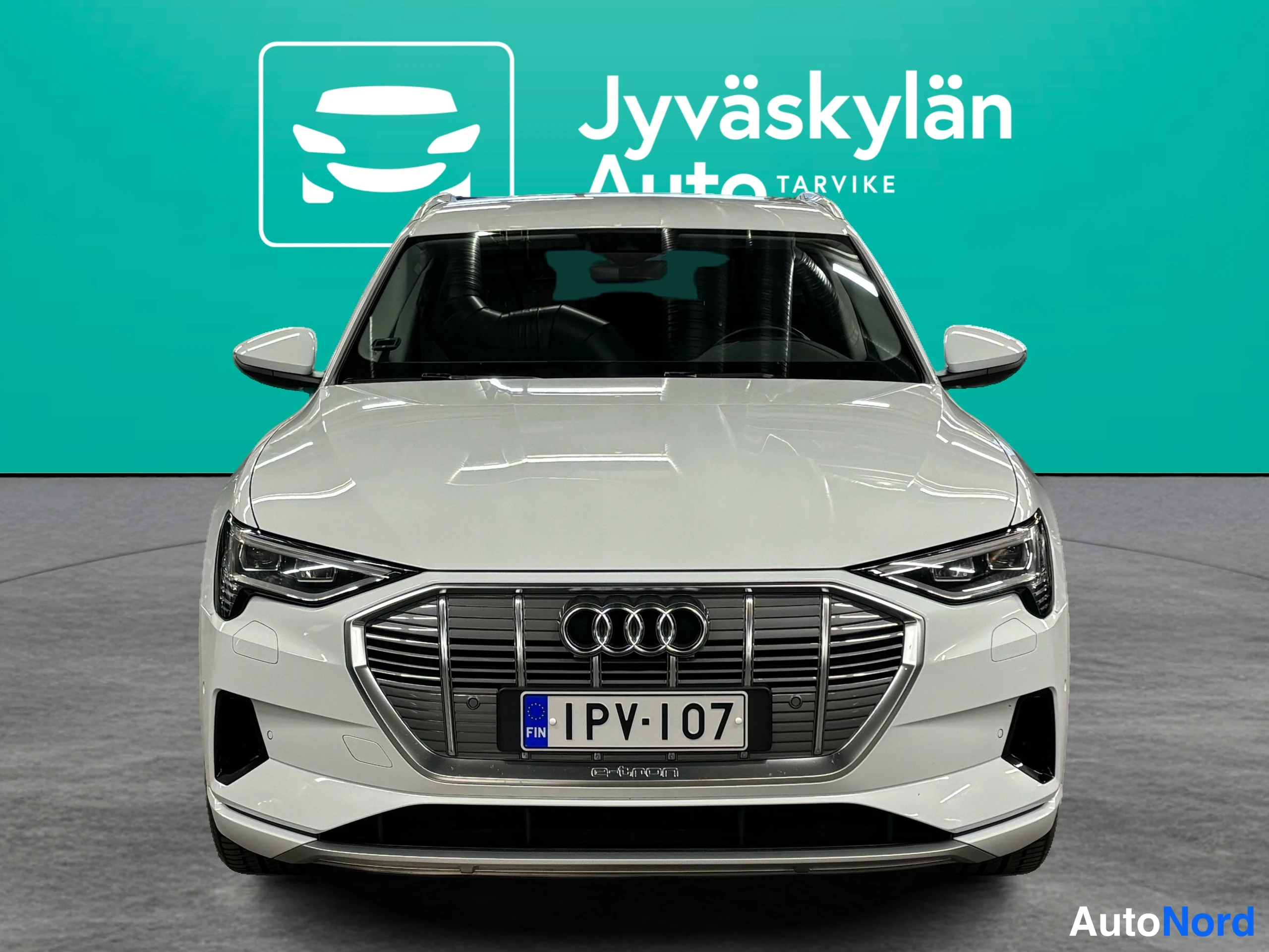 Valkoinen Audi e-tron 2022, edestä, kuva 8