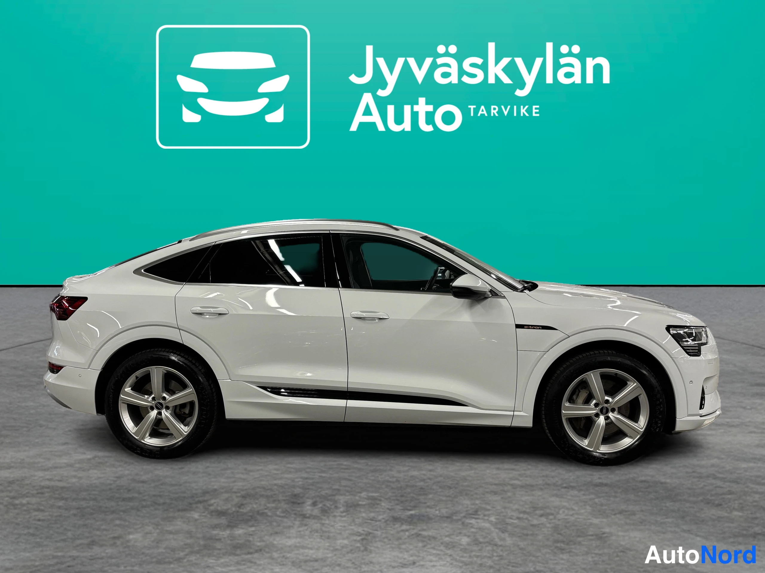 Valkoinen Audi e-tron 2022, etuviisto, keula oikealle, kuva 6