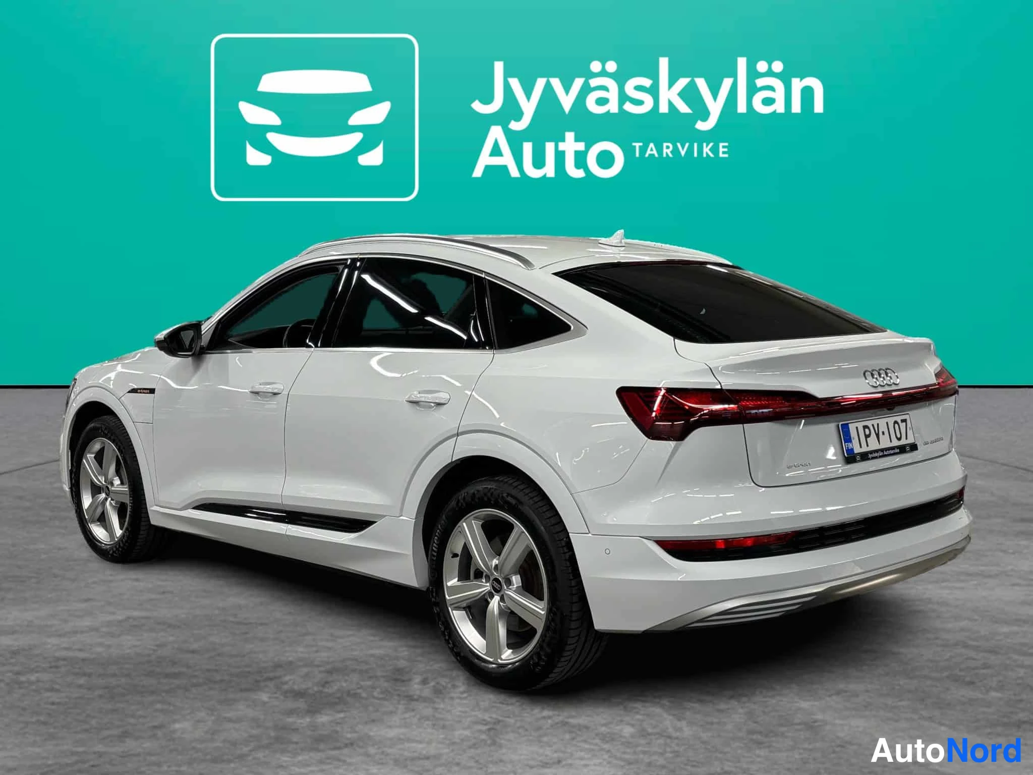 Valkoinen Audi e-tron 2022, takaviisto, kuva 9